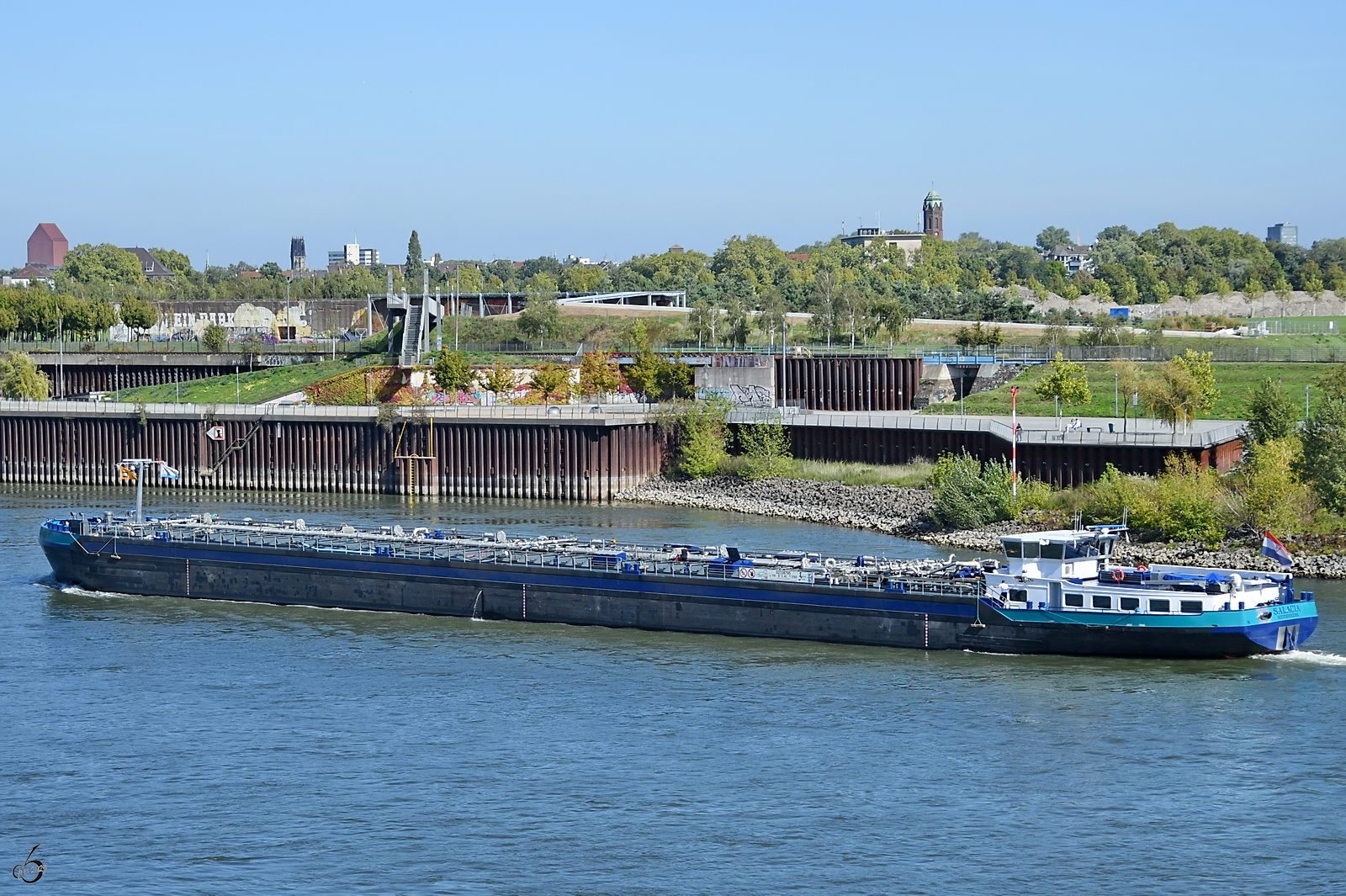 Ende September 2025 habe ich auf dem Rhein bei Duisburg das Tankmotorschiff SALACIA (ENI: 02338795) ablichten können.