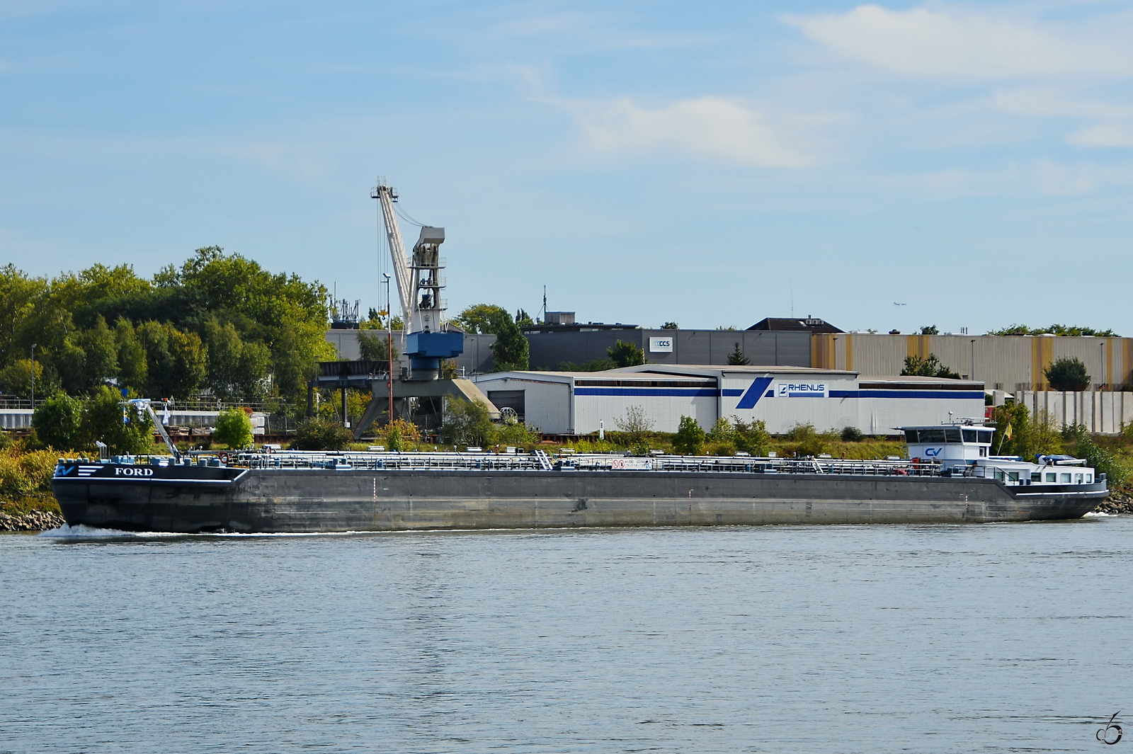 Ende September 2025 habe ich das Tankmotorschiff FORD (ENI: 02331965) auf dem Rhein bei Duisburg abgelichtet.
