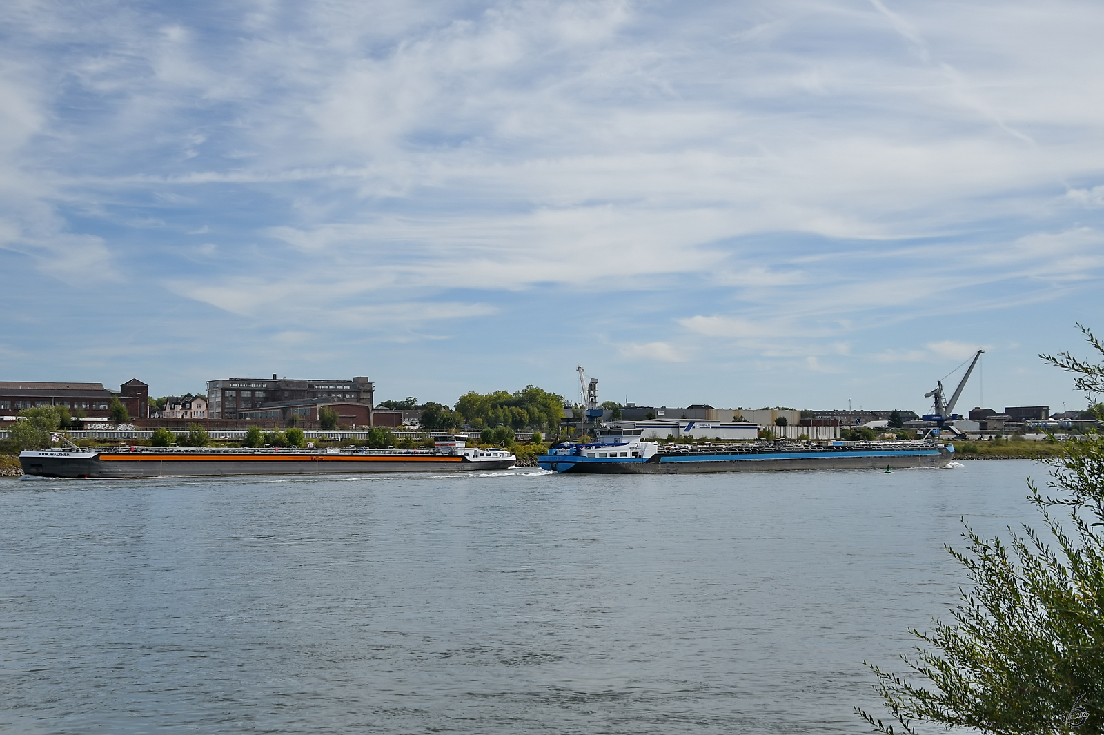 Ende September 2025 habe ich die beiden Binnenschiffe ERIK WALTHER (ENI: 02337536) und AVISO II (ENI: 04803830) gemeinsam auf dem Rhein bei Duisburg ablichten können.