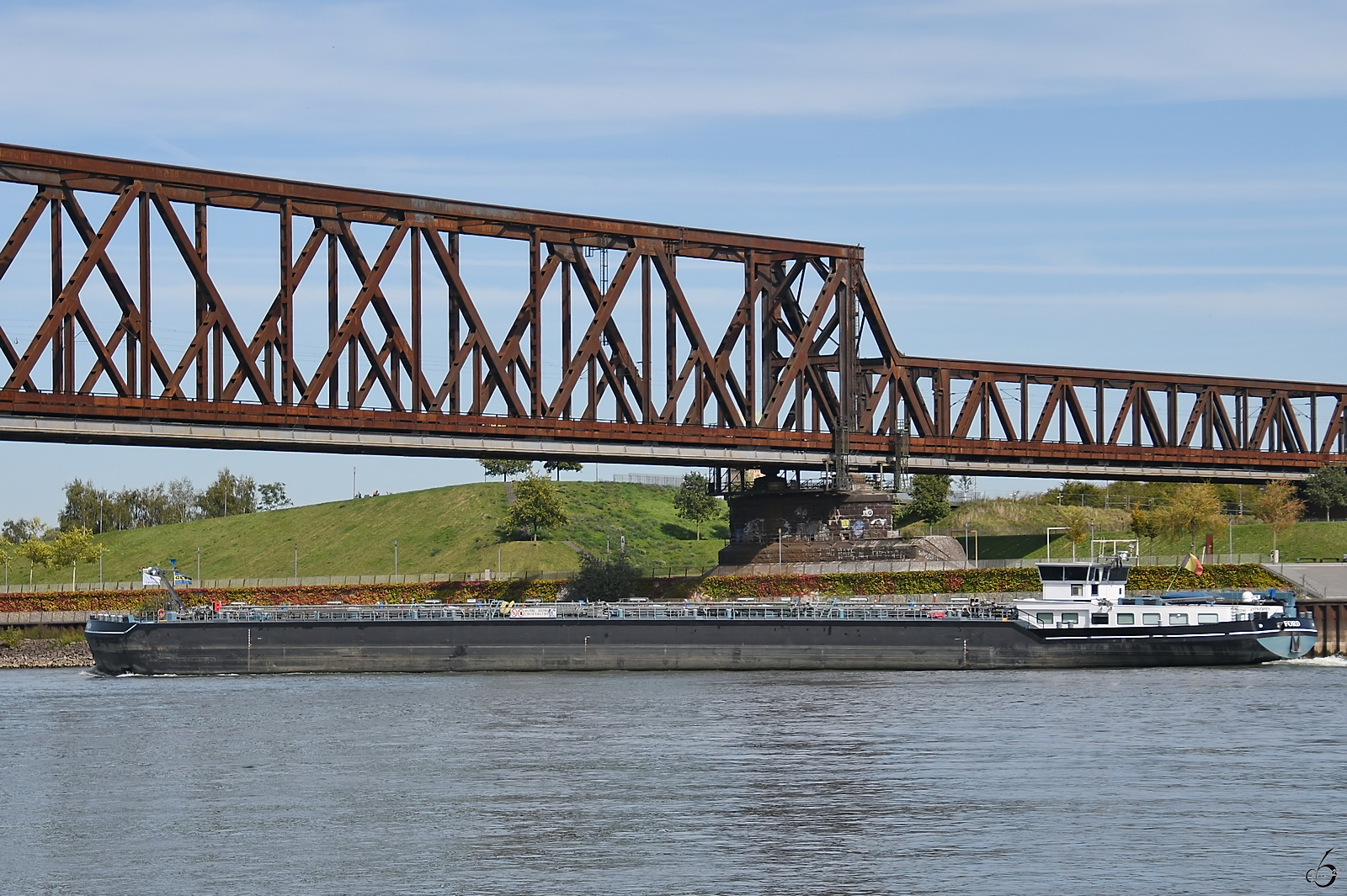 Ende September 2025 habe ich das Tankmotorschiff FORD (ENI: 02331965) auf dem Rhein bei Duisburg abgelichtet. 