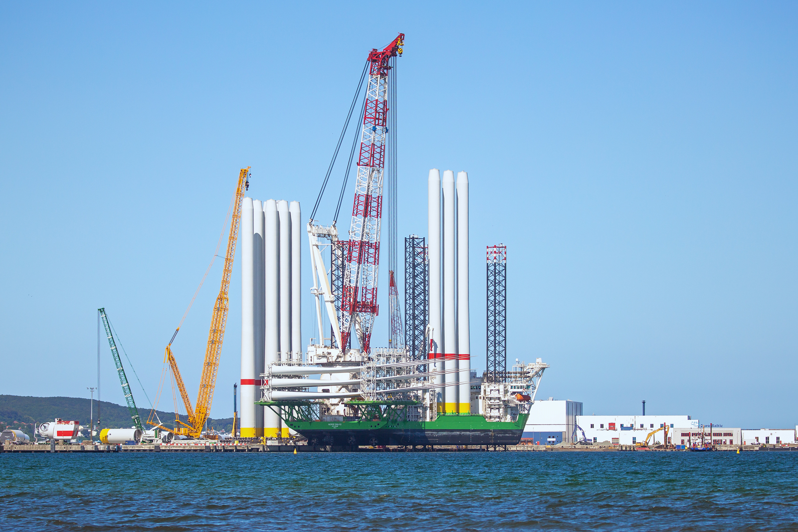 Errichterschiff f�r Offshore Windkraftanlagen NORSE ENERGI (IMO 1035296) mit Rotorbl�tter und T�rmen im  Hafen Mukran. - 30.06.2026
