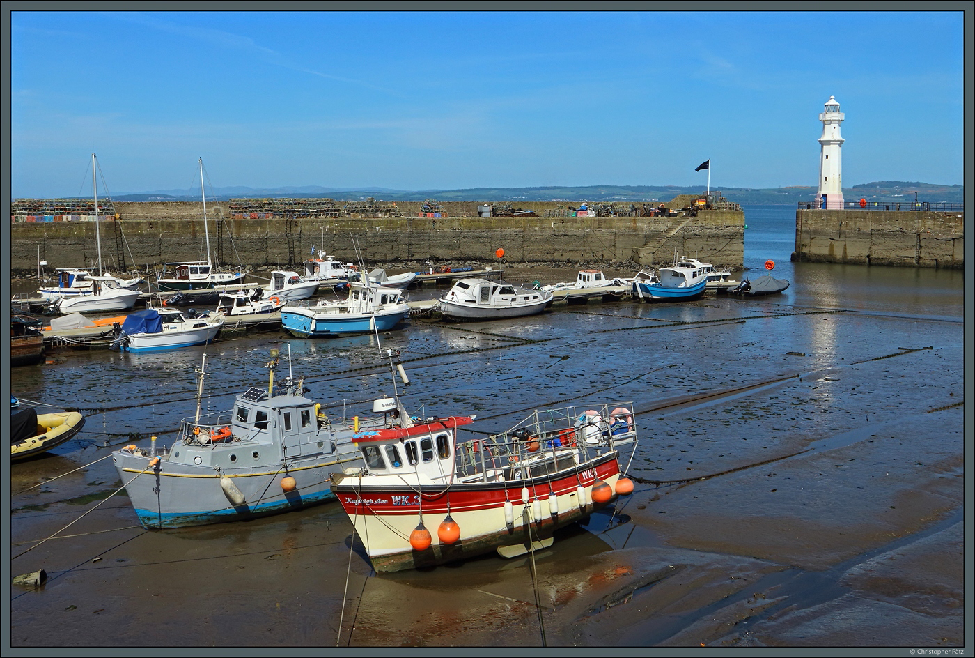 Es ist Ebbe - die Fischer- und Freizeitboote im Hafen Newhaven in Edinburgh liegen am 15.05.2025 auf dem Trockenen. 