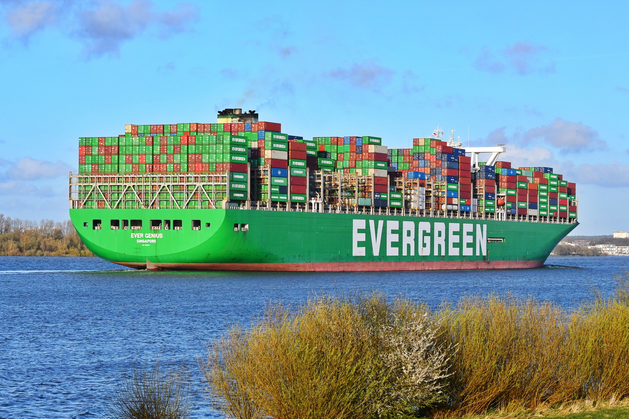 EVER GENIUS , Containerschiff , IMO 9786815 , Baujahr 2018 , 400 x 59 m , 20388 TEU , Lühedeich 08.04.2026