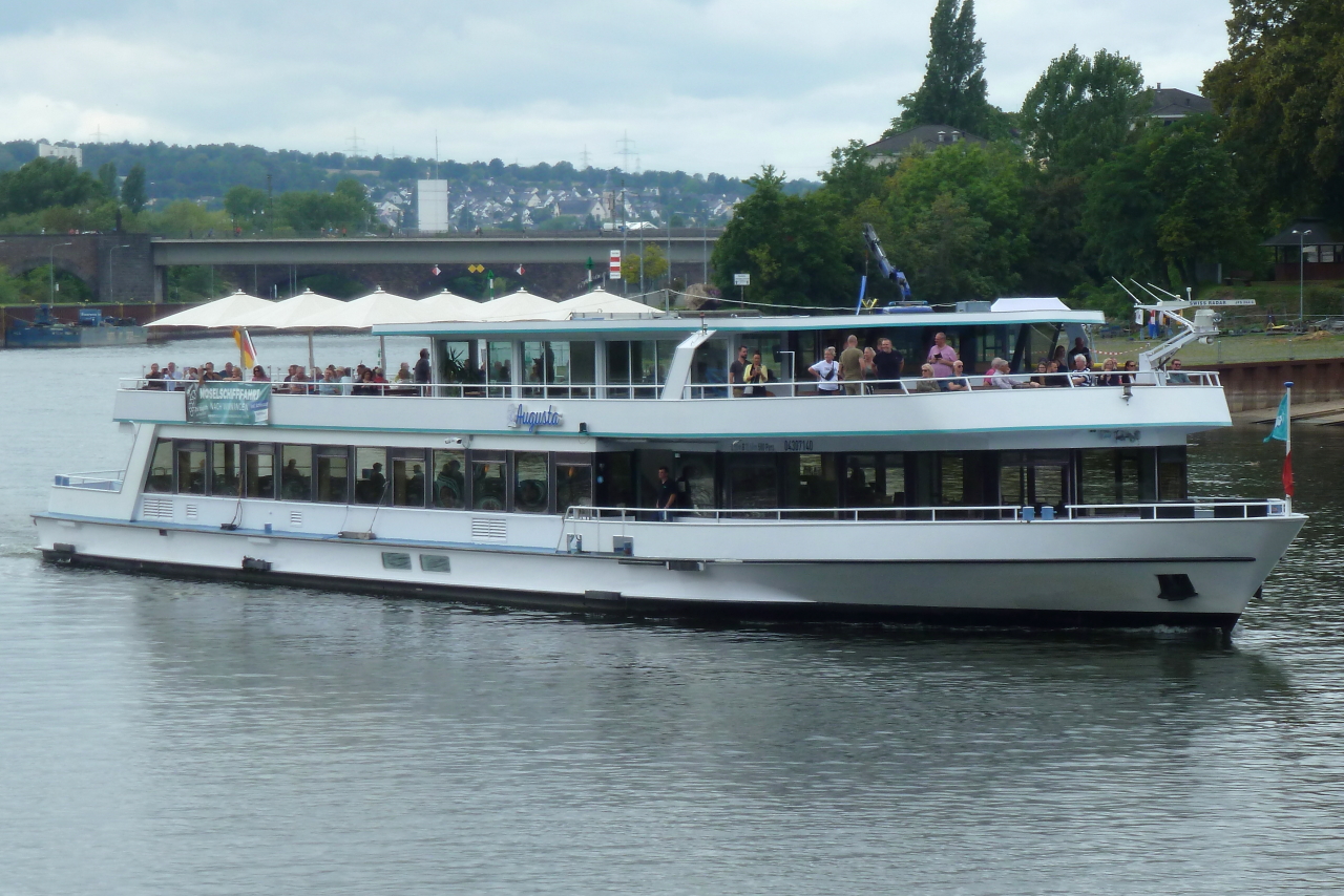 Fahrgastschiff AUGUSTA (ENI: 04307140, Bj. 1994, Lux-Werft, Mondorf) auf der Mosel am Deutschen Eck in Koblenz am 12.08.2023.