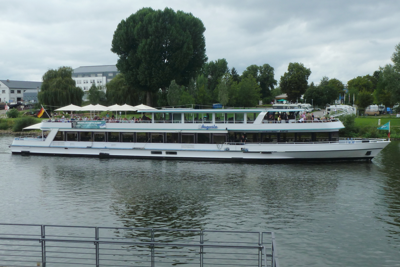 Fahrgastschiff AUGUSTA (ENI: 04307140, Bj. 1994, Lux-Werft, Mondorf) auf der Mosel am Deutschen Eck in Koblenz am 12.08.2023.