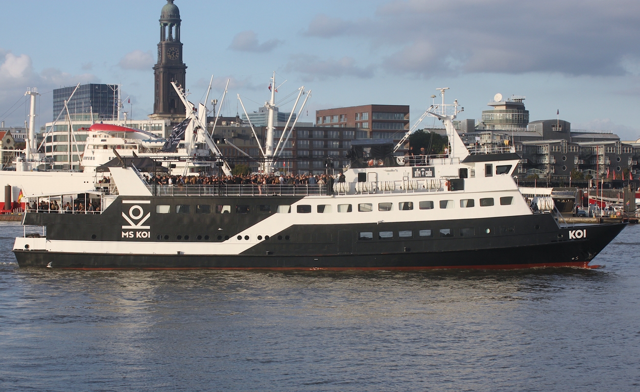 Fahrgastschiff KOI (IMO 7928615) ; Datum: 26.09.2026; Aufnahmeort: Elbe/Hafen Hamburg, Deutschland.