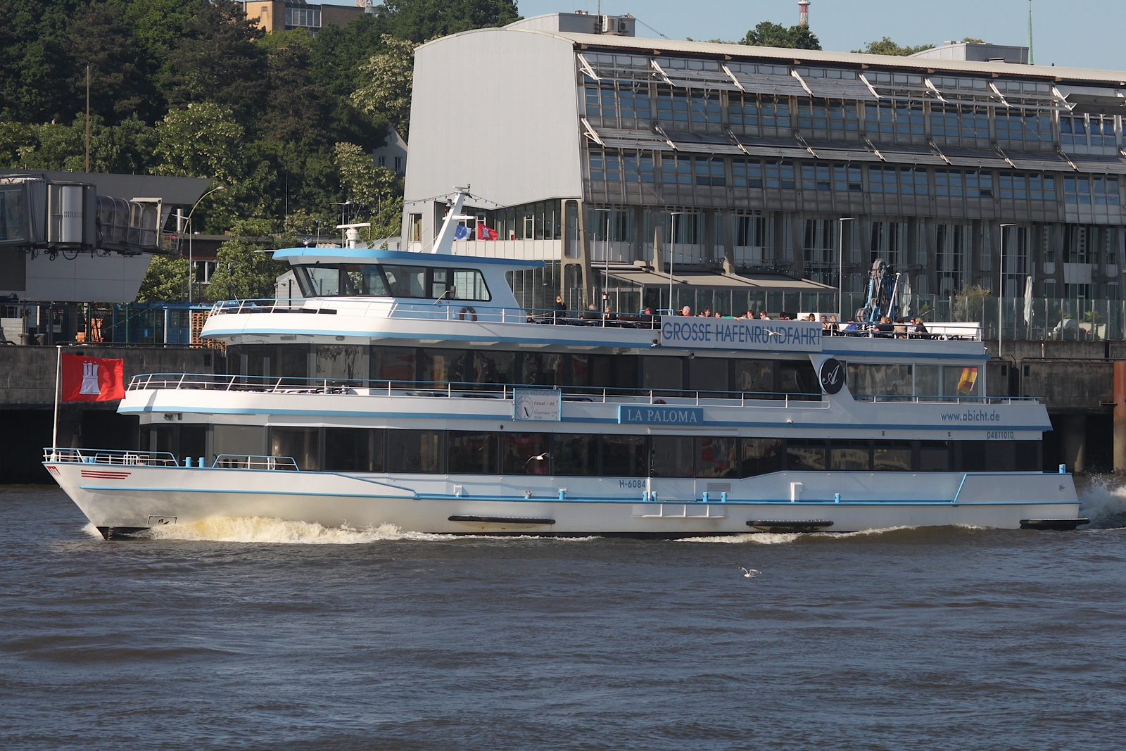 Fahrgastschiff LA PALOMA (ENI 04811010); Eigner/Betreiber: Reederei Abicht; Datum: 20.05.2025; Aufnahmeort: Elbe/Hafen Hamburg, Deutschland. Das Bild zeigt die LA PALOMA nahe dem Anleger Dockland.