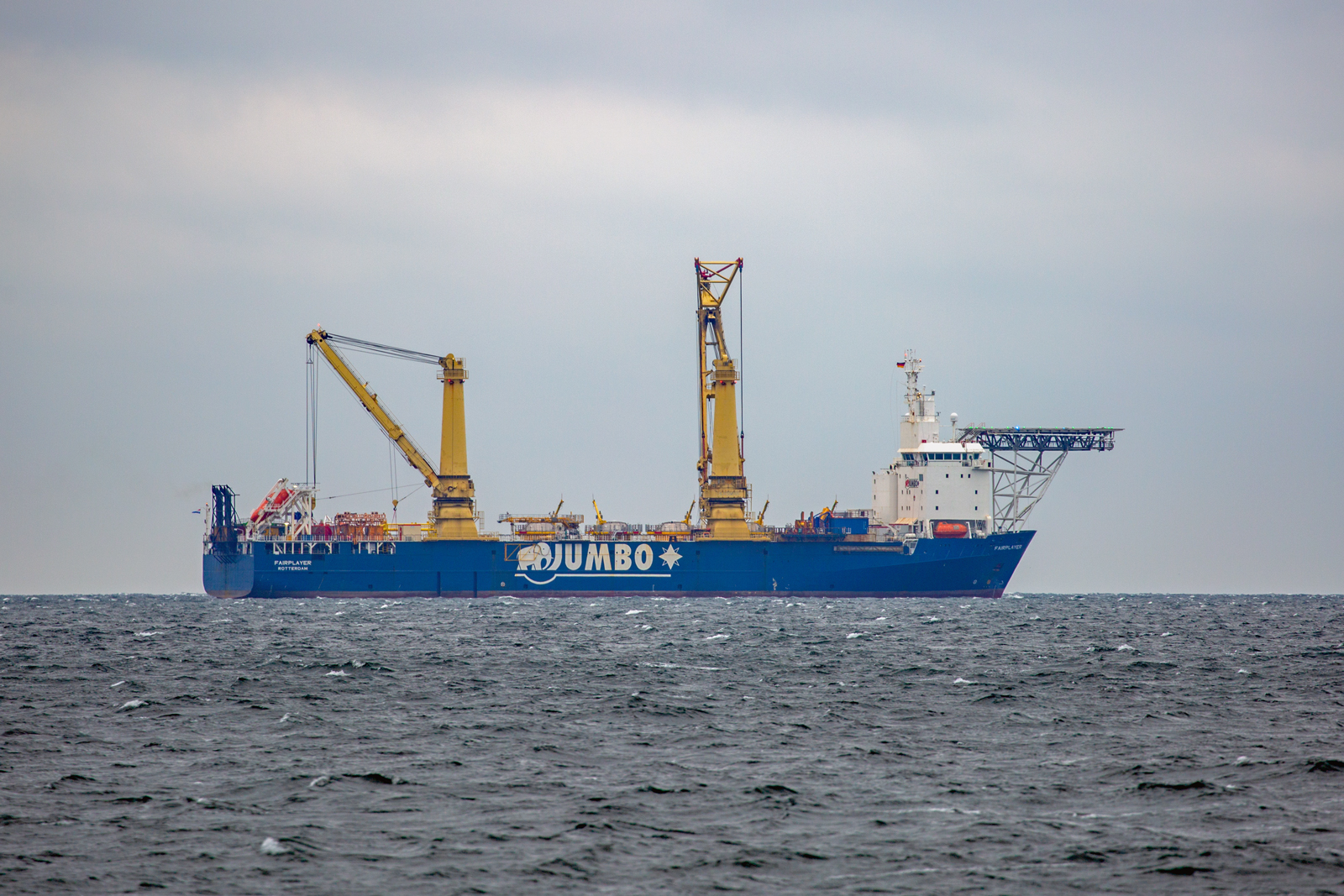 FAIRPLAYER (IMO 9371579) am frühen Abend vor Sassnitz. - 06.10.2023