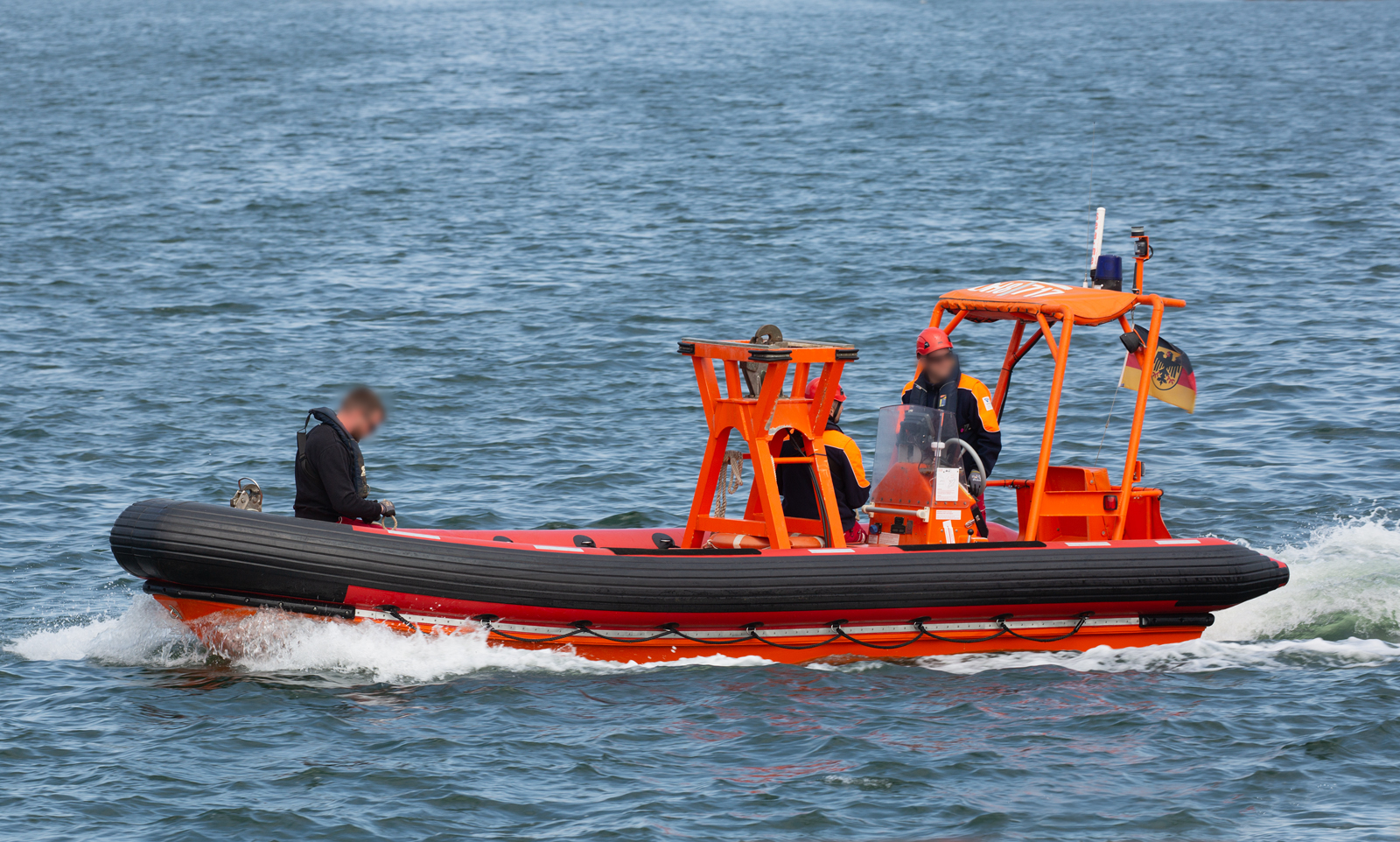 Festrumpfschlauchboot des Mehrzweckschiffs  ARKONA im Sassnitzer Hafen. - 14.05.2023