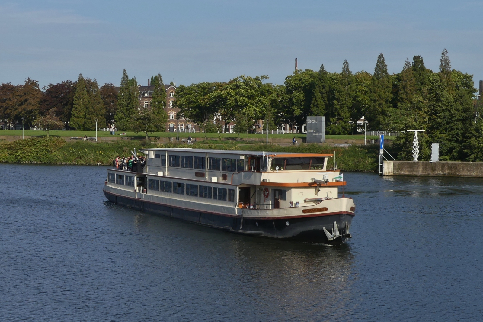 FGS Geulvallei kehrt von einer Fluss Rundfahrt zurück und nähert sich dem Anleger in Maastricht. 10.2023