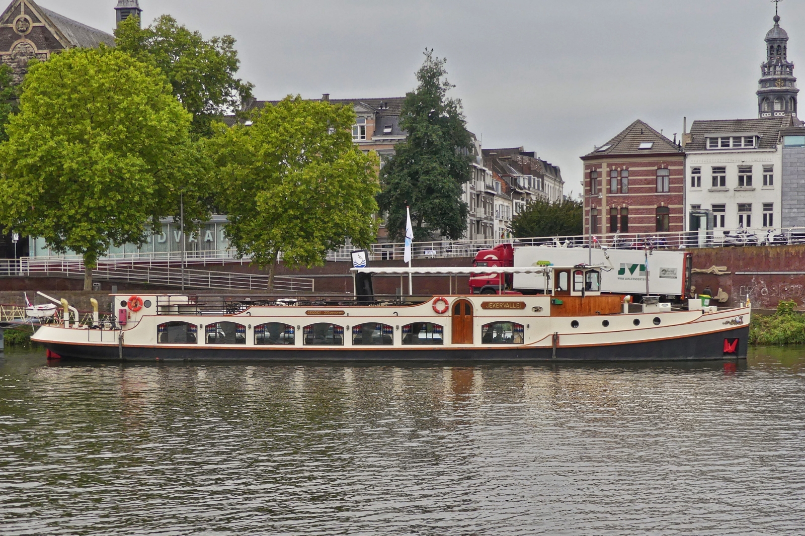 FGS JEKERVALLEI, ENI 03320521; hat Platz f�r 200 Personen, von Stiphout Tours, liegt am Kai in Maastricht. 09.2025