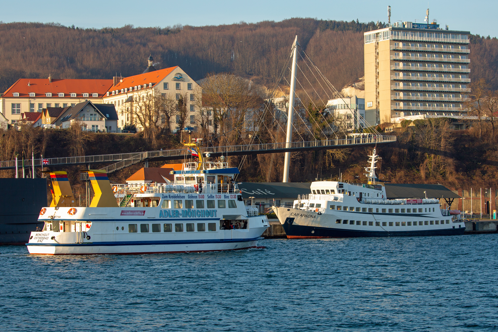 FGS MÖNCHGUT in Sassnitz von Binz kommend vor dem FGS CAP ARKONA. - 08.02.2023
