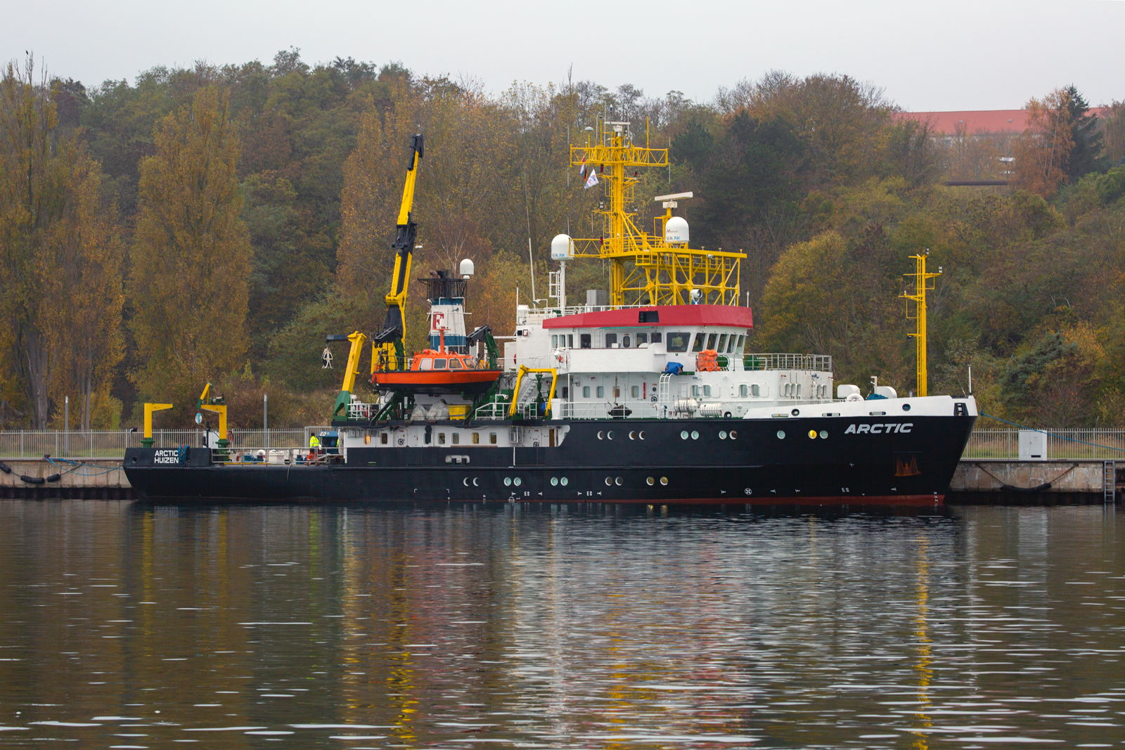 Forschungsschiff ARCTIC (IMO 8521426) bei diesigem Wetter im Sassnitzer Hafen. - 31.10.2022
