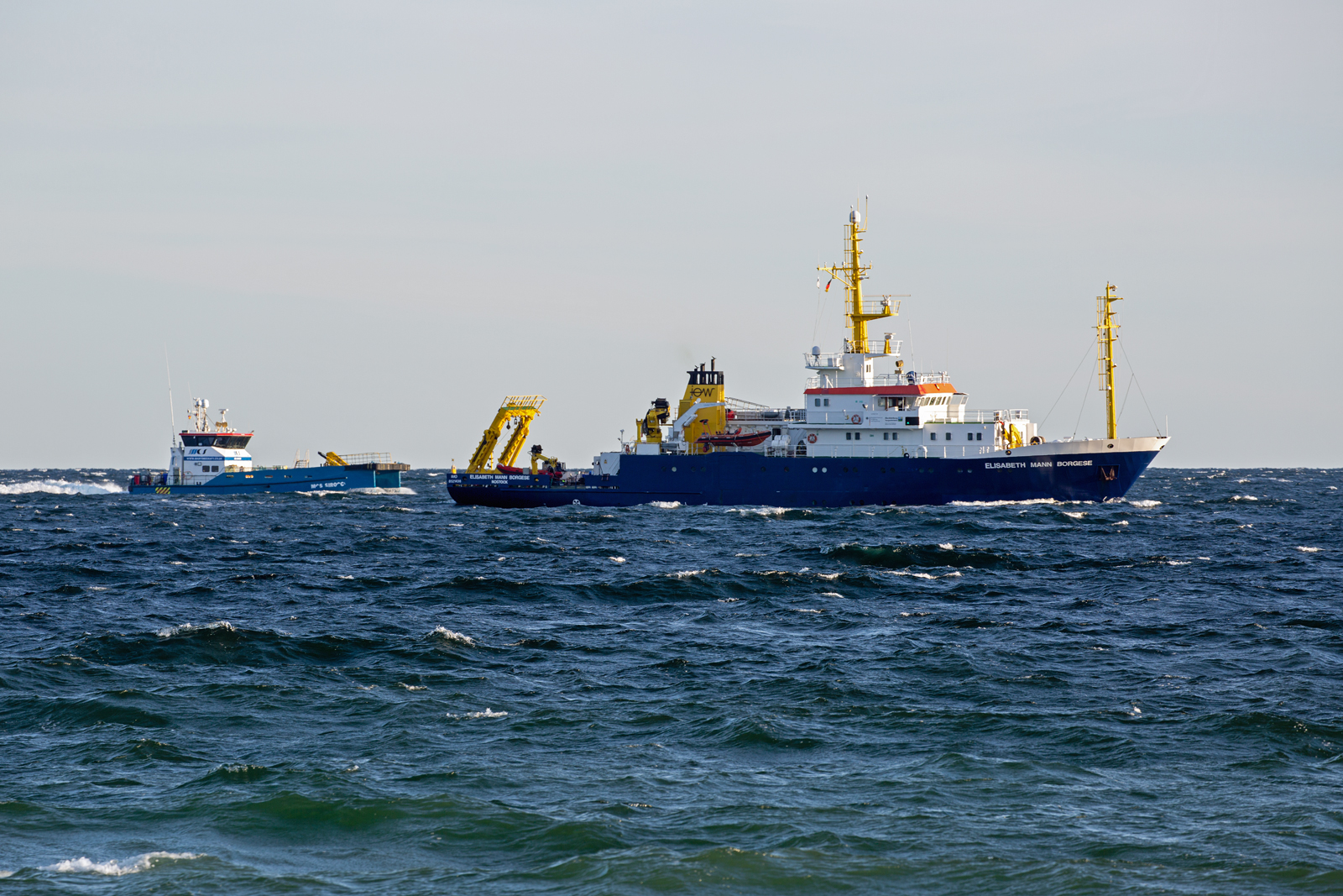 Forschungsschiff ELISABETH MANN BORGESE (IMO 8521438) und MCS SIROCCO (IMO 9643764) vor Rügen. - 20.10.2022 