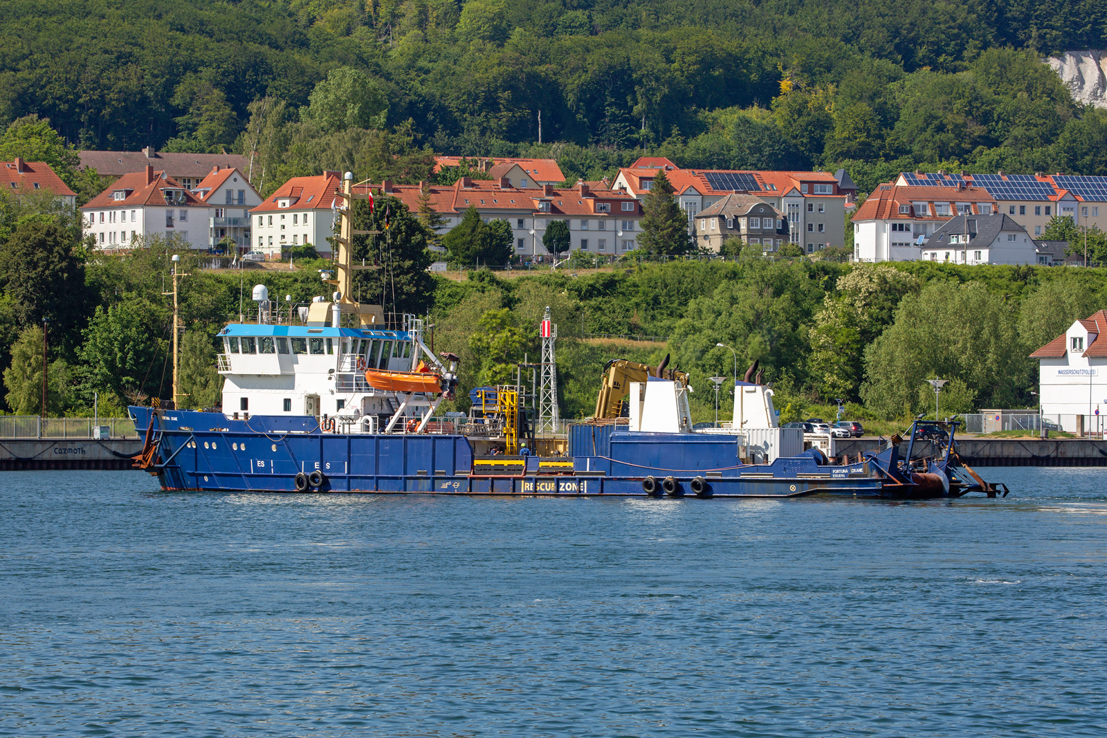 
FORTUNA CRANE (IMO 7403158) von Mukran kommend im Sassnitzer Hafen. - 16.06.2023