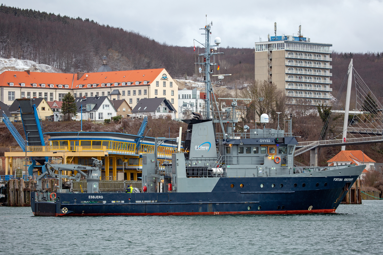 FORTUNA KINGFISHER (IMO: 4549133) vor Sassnitzer Hafenkulisse. - 26.02.2023