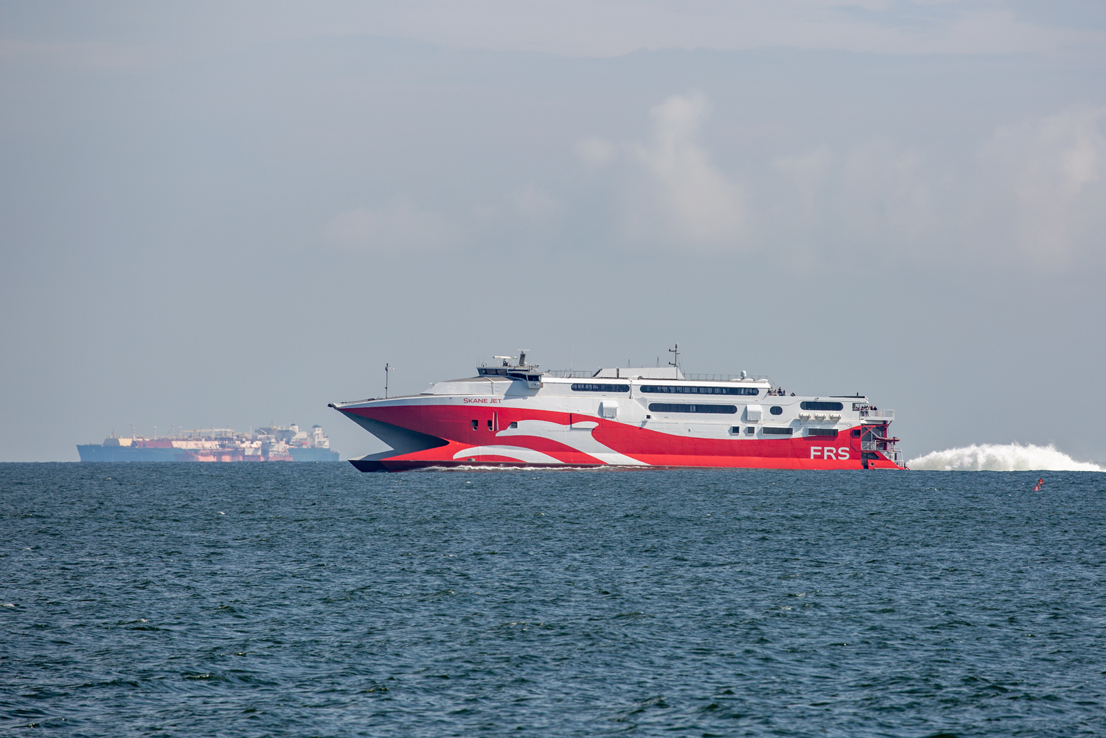 FRS SKANE JET vor Rügen scheint nach den drei LNG Tankern vor Ort zu schnappen. - 16.06.2023