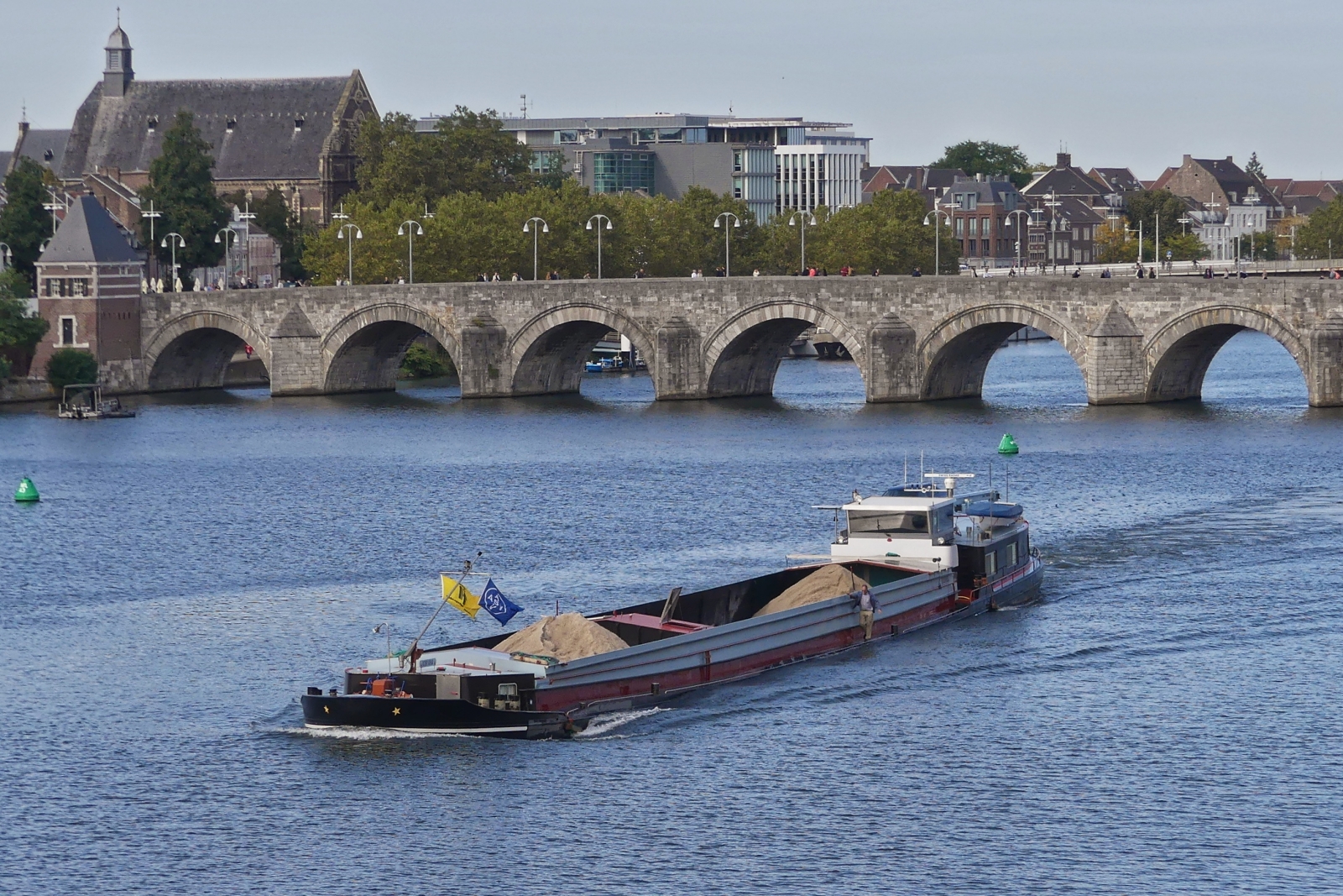 GMS Adriana, ENI 02311853, BJ 1964 ; L 60 m; B 6,6 m; T 709; zu Bergauf der Maas in Maastricht. Im Hintergrund sieht man die ST. Servaasbrug, die älteste Brücke von Maastricht 06.10.2023 