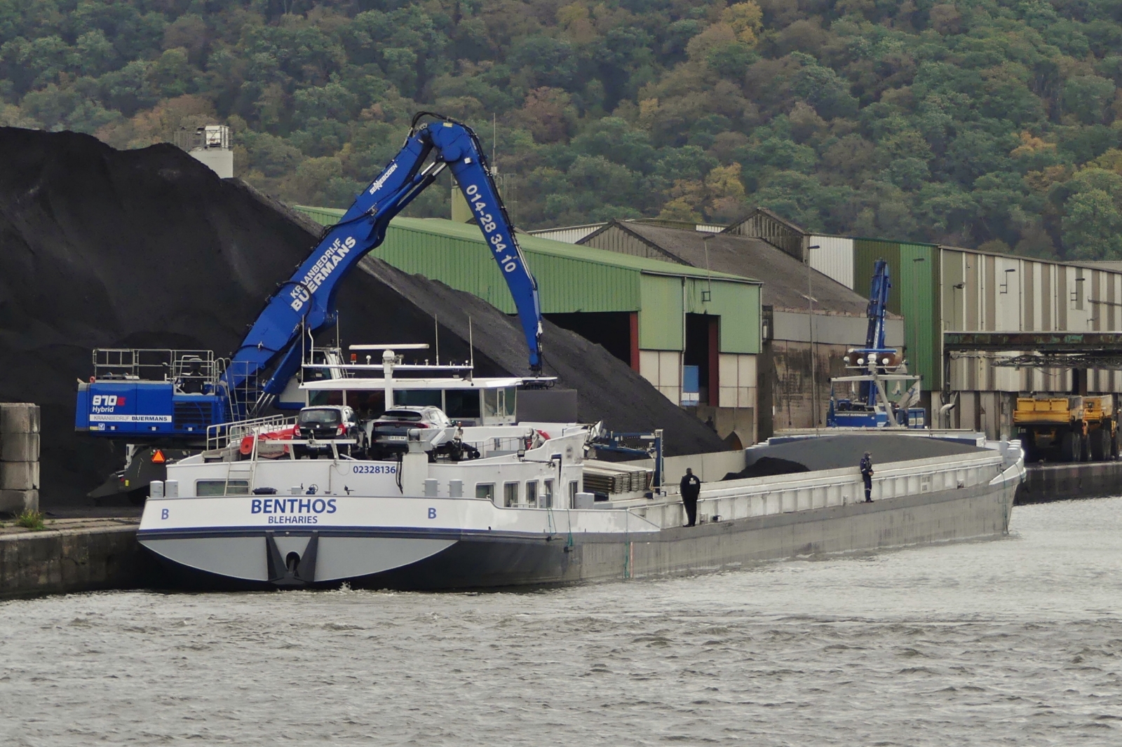GMS BENTHOS, ENI 02328136, gemeldet in Bleharies (B), wird in einem Seitenarm im Industriehafen von L�ttich beladen. 17.09.2026