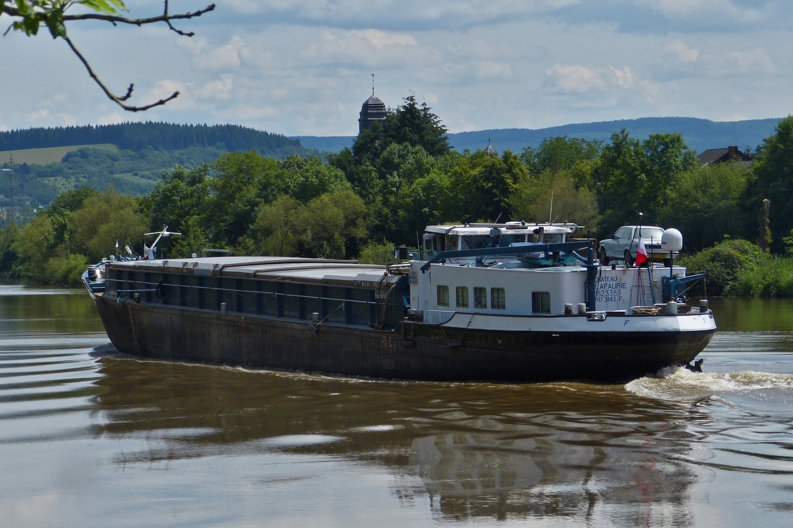 GMS Château Lafaurie, Euro Nr. 01823383, aufgenommen auf der Mosel nahe Wasserbilligerbrück, zu Tal. L 83,5 m, B 8,15 m, Ladekapazität  955 t, BJ 1952, Flagge Frankreich. 03.06.2018