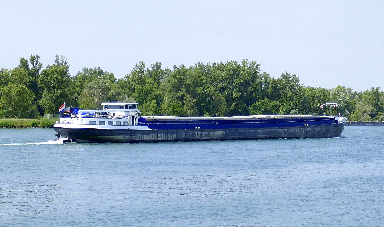 GMS Confide, ENI 02319741, rheinabwärts nach Breisach, Heckansicht, Aug.2025