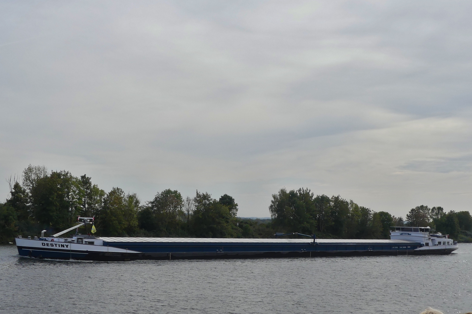 GMS Destiny, ENI 03224466, L 110m; B 10,5 m; T 2410, auf der Maas zu Tal nahe Maastricht. 06.10.2023