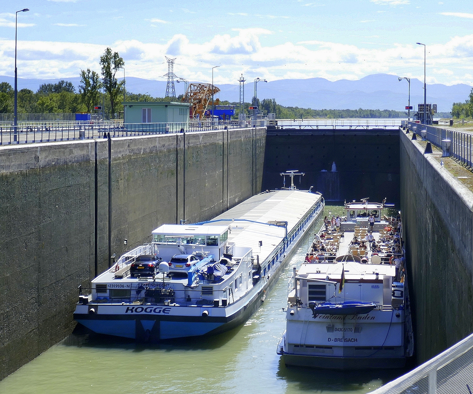 GMS Kogge, ENI 02319106, und FGS Weinland Baden, ENI 04305170, werden in der Schleuse Vogelgrün/Elsaß rheinaufwärts geschleust, Aug.2025