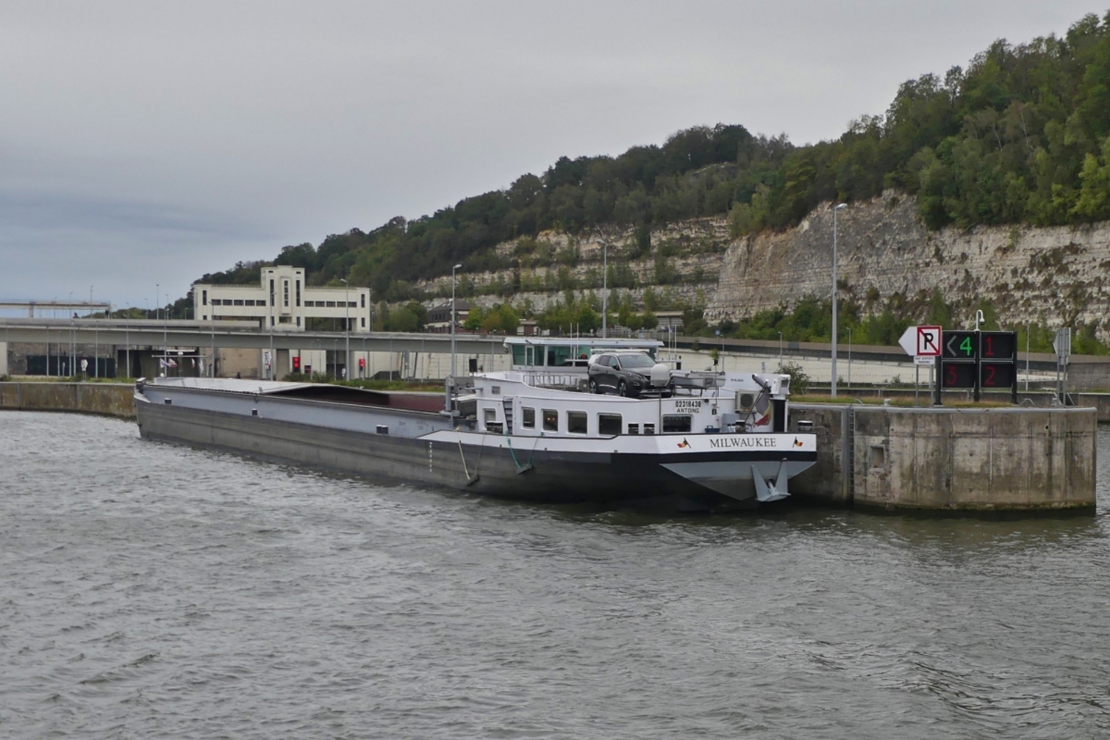 GMS MILWAUKEE, ENI 02318438, L 105 m, B 9,50 m, 2067 t, gemeldet in Antoing, hat in der Einfahrt von der Maas in den Lanaye Kanal an der Kaimauer festgemacht. 17.09.2026