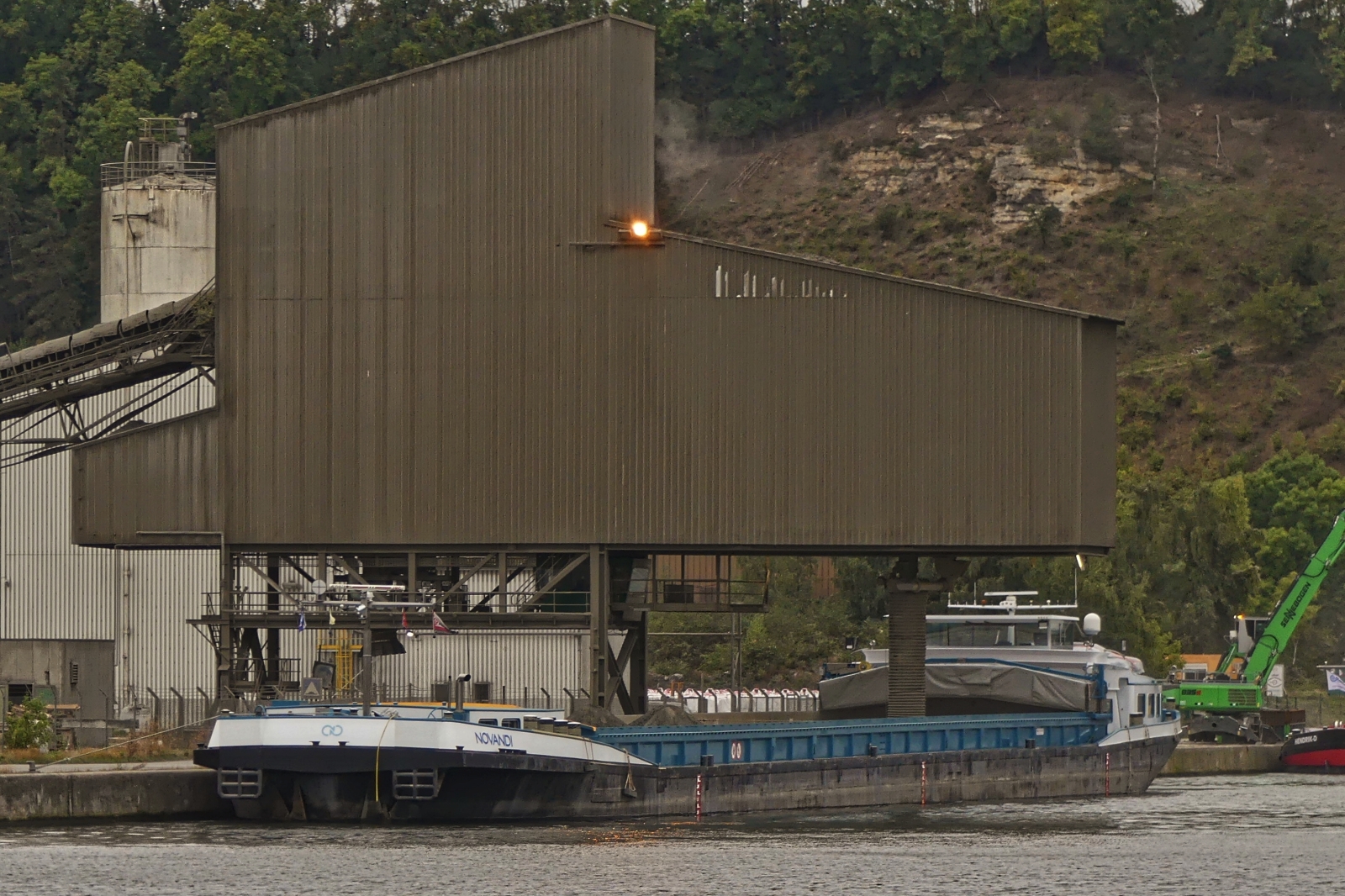 GMS Novandi, liegt im Hafen von Lixhe, am Albert Kanal und wird beladen. 09.2025