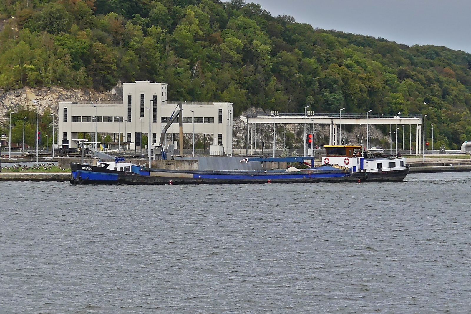 GMS RIANDO, ENI 02309939, BJ 1957, L 50 m, B 6,63 m, 516 t, gesehen beim verlassen der Schleuse Lanaye, wo es nach rechts abbiegt und dem Canal Albert seine fahrt in N�rdlicher Richtung fortsetzt. 17.09.2026