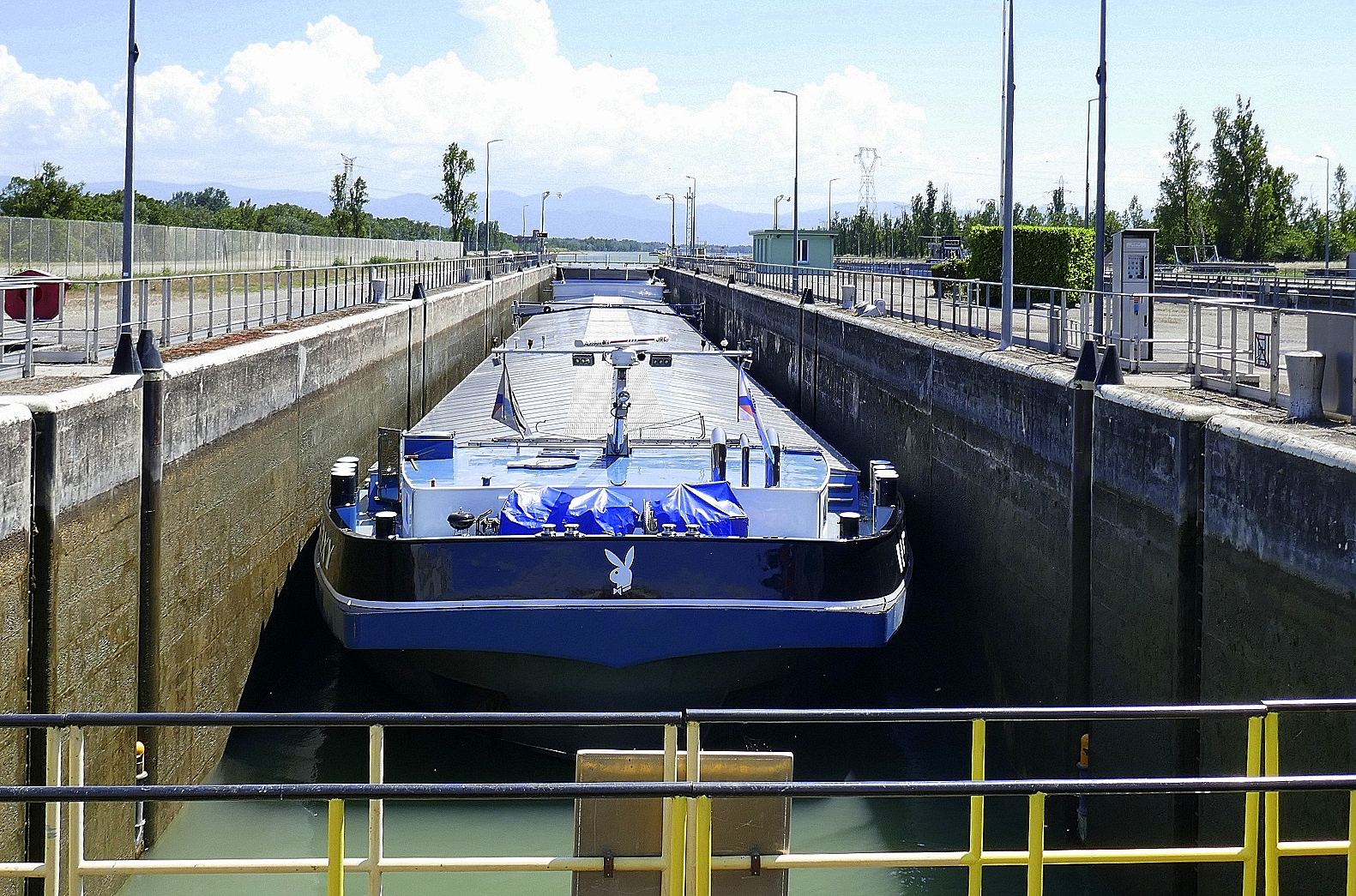 GMS ROXY ENI 02336158, wird in der Schleuse Vogelgr�n/Elsa� rheinabw�rts geschleust, Mai 2026