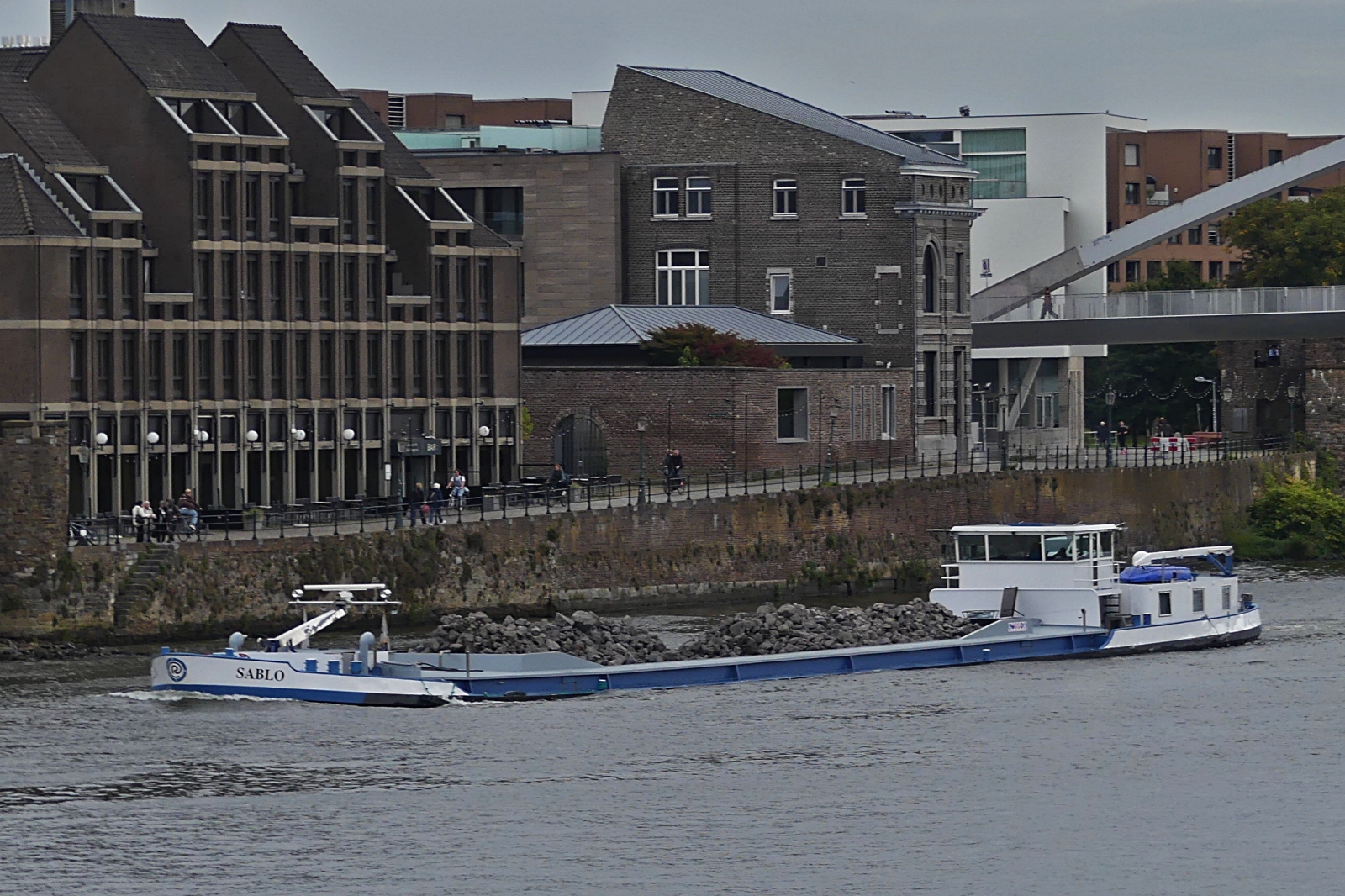 GMS Sablo, ENI 02205599, Gemeldet in Werkendam, mit Steinen voll beladen zu Tal auf der Maas in Maastricht. 09.2025