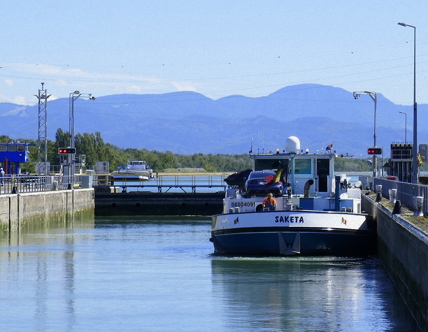 GMS SAKETA ENI 06004091, wird in der Schleuse Vogelgr�n/Elsa� rheinaufw�rts geschleust, Sept.2025