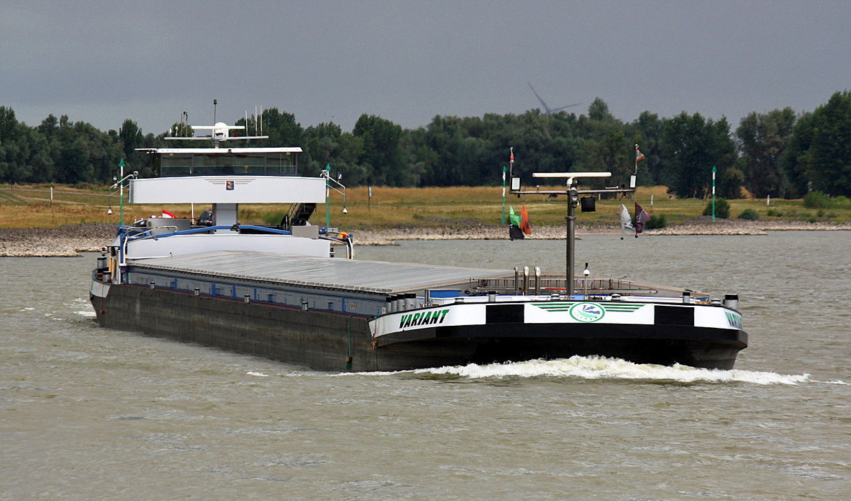 GMS VARIANT (ENI:02324791)L.135 m B.11,45 m T 3952 Flagge Niederlande auf dem Rhein zu Berg am 07.07.2022 bei Xanten.