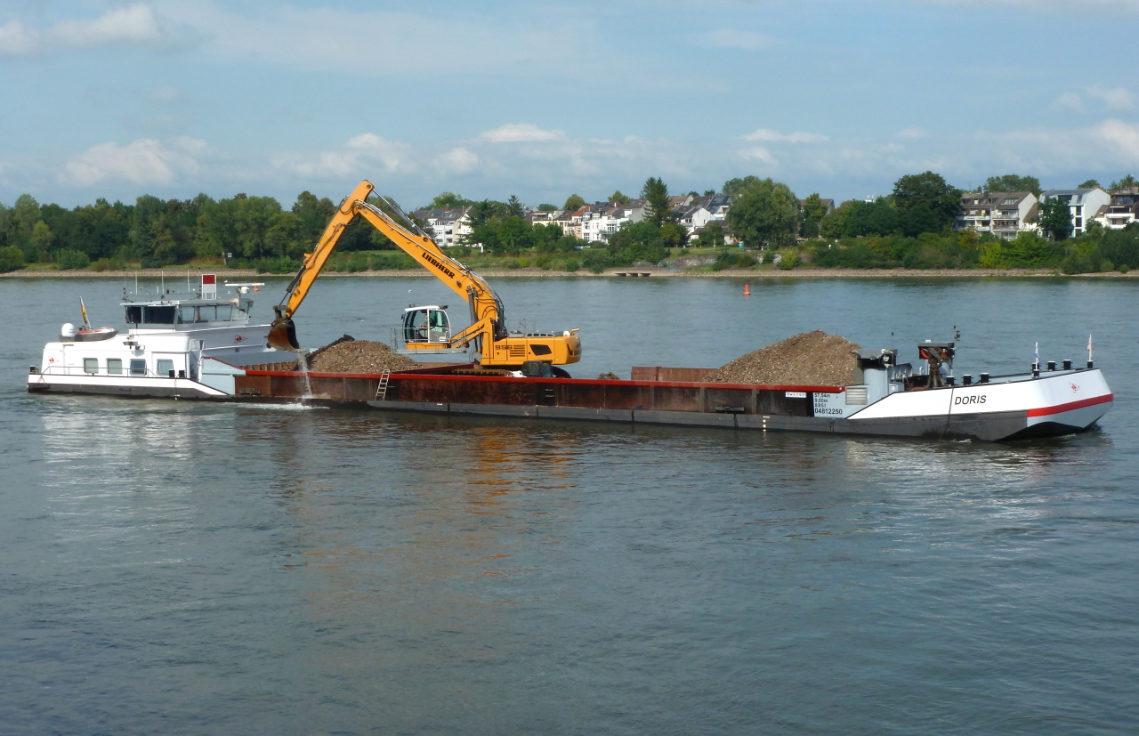 Gütermotorschiff DORIS (ENI: 04812250), Bj. 2015, Flagge: DEU. An einer Ausbaggerungsstelle auf dem Rhein nahe der Kennedybrücke in Bonn. Aufnahmedatum: 17.08.2023.