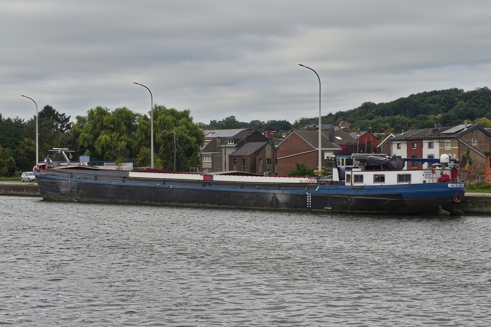 Gtermotorschiff JACK DAW, ENI 06003675, L 70 m; B 7,25 m, t 902, Flagge Belgien, liegt am Ufer auf dem Albert Kanal.18.09.2025