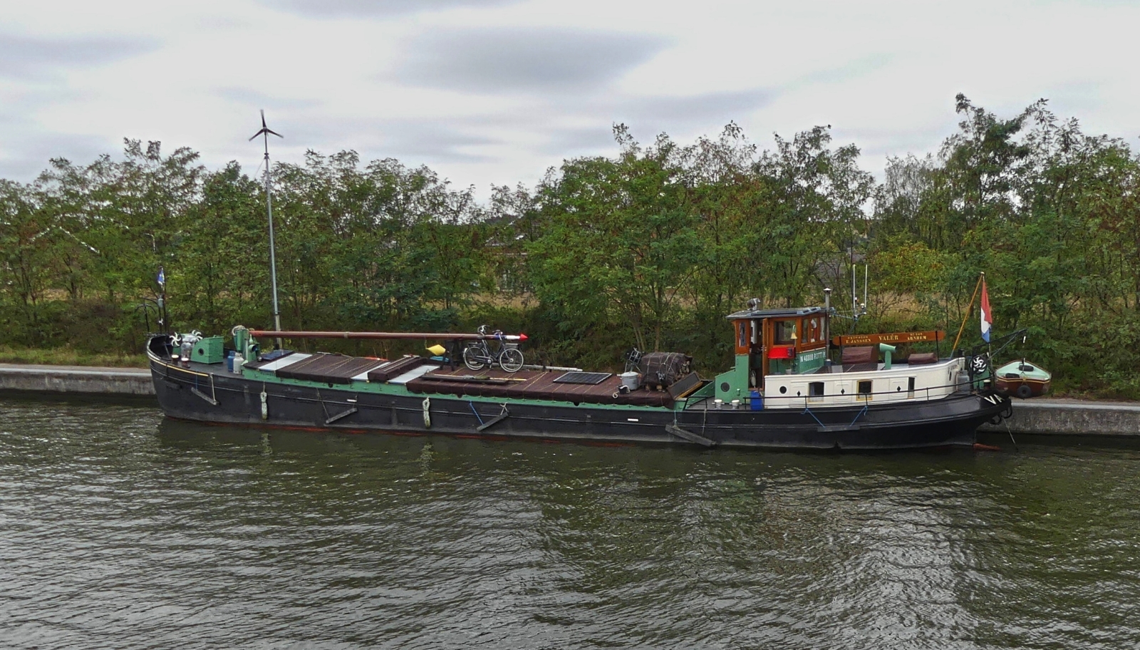 Gtermotorschiff VALR, ENI 02504580; Gemeldet in Arnhem (NL), aufgenommen auf dem Albert Kanal nahe Lttich. 18.09.2025