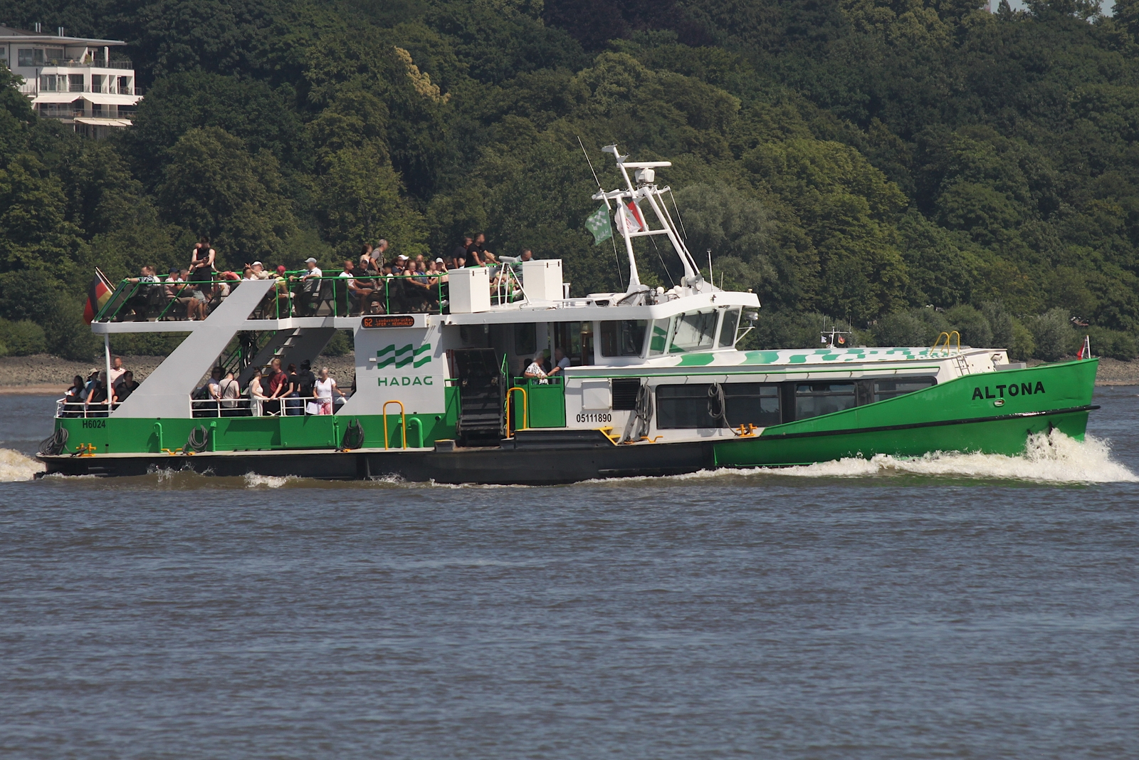Hadag Hafenfähre ALTONA (ENI 05111890) (H6024); Eigner/Betreiber: Hadag; Datum: 30.06.2025; Aufnahmeort: Elbe/Hafen Hamburg, Deutschland.