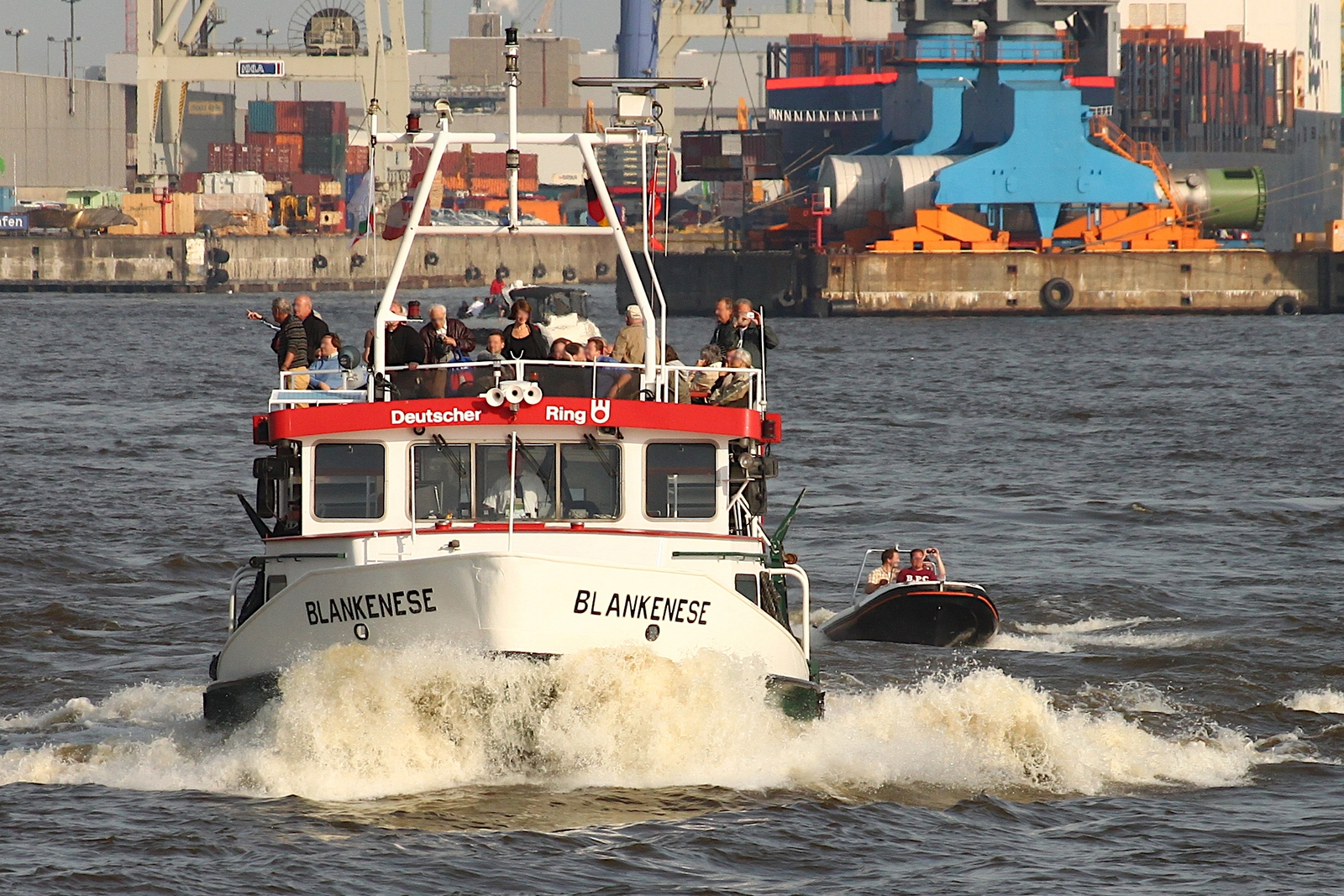 Hadag Hafenfähre BLANKENESE (ENI 05112080); Eigner/Betreiber: Hadag; Datum: 05.05.2011; Aufnahmeort: Elbe/Hafen Hamburg, Deutschland. Das Bild zeigt die BLANKENESE mit direktem Kurs auf die St.Pauli-Landungsbrücken.