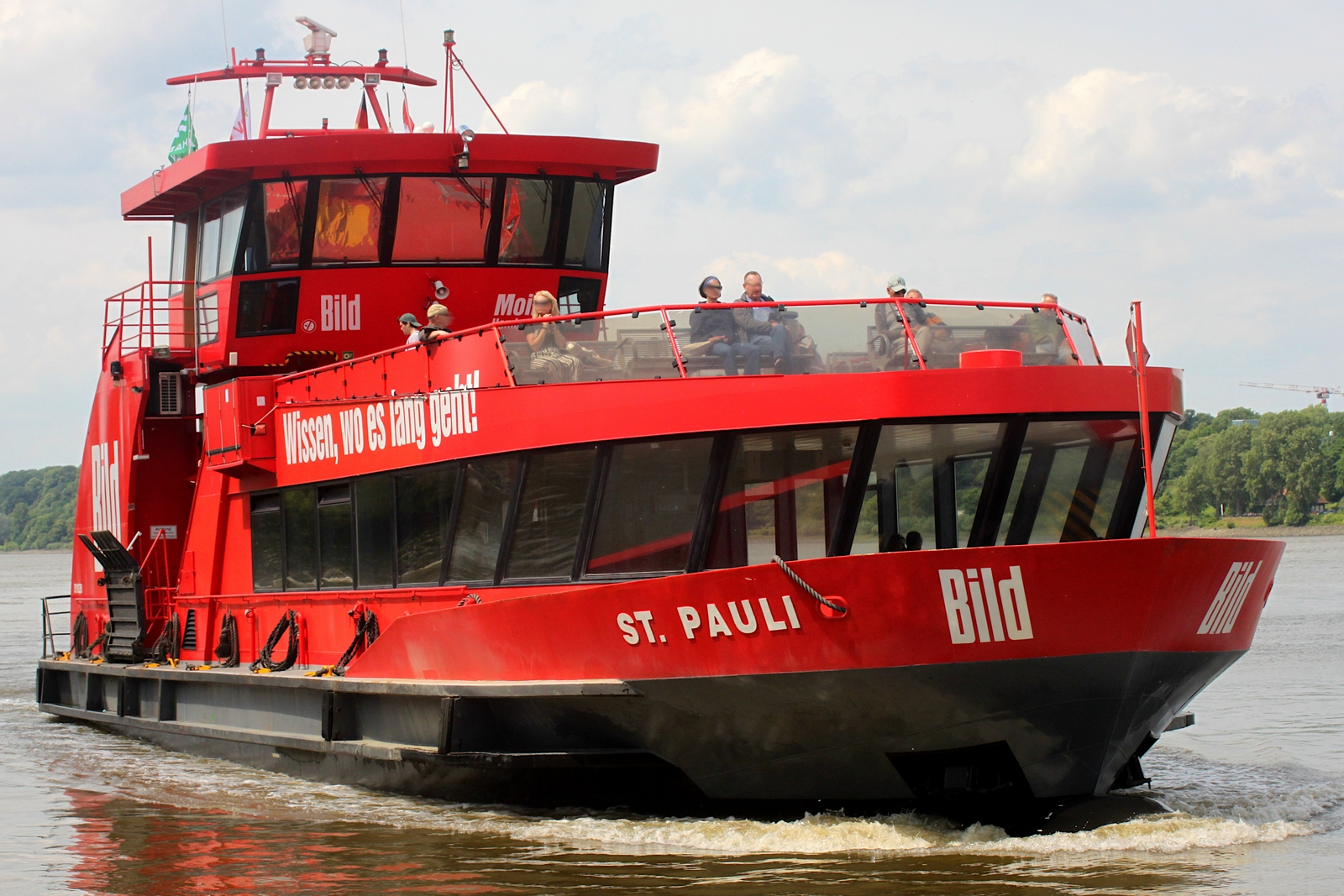 Hadag-Hafenfähre ST.PAULI auf der Elbe in Hamburg beim anfahren des Anlegers Rüschpark auf Finkenwerder. Aufnahmedatum: 03.06.2025