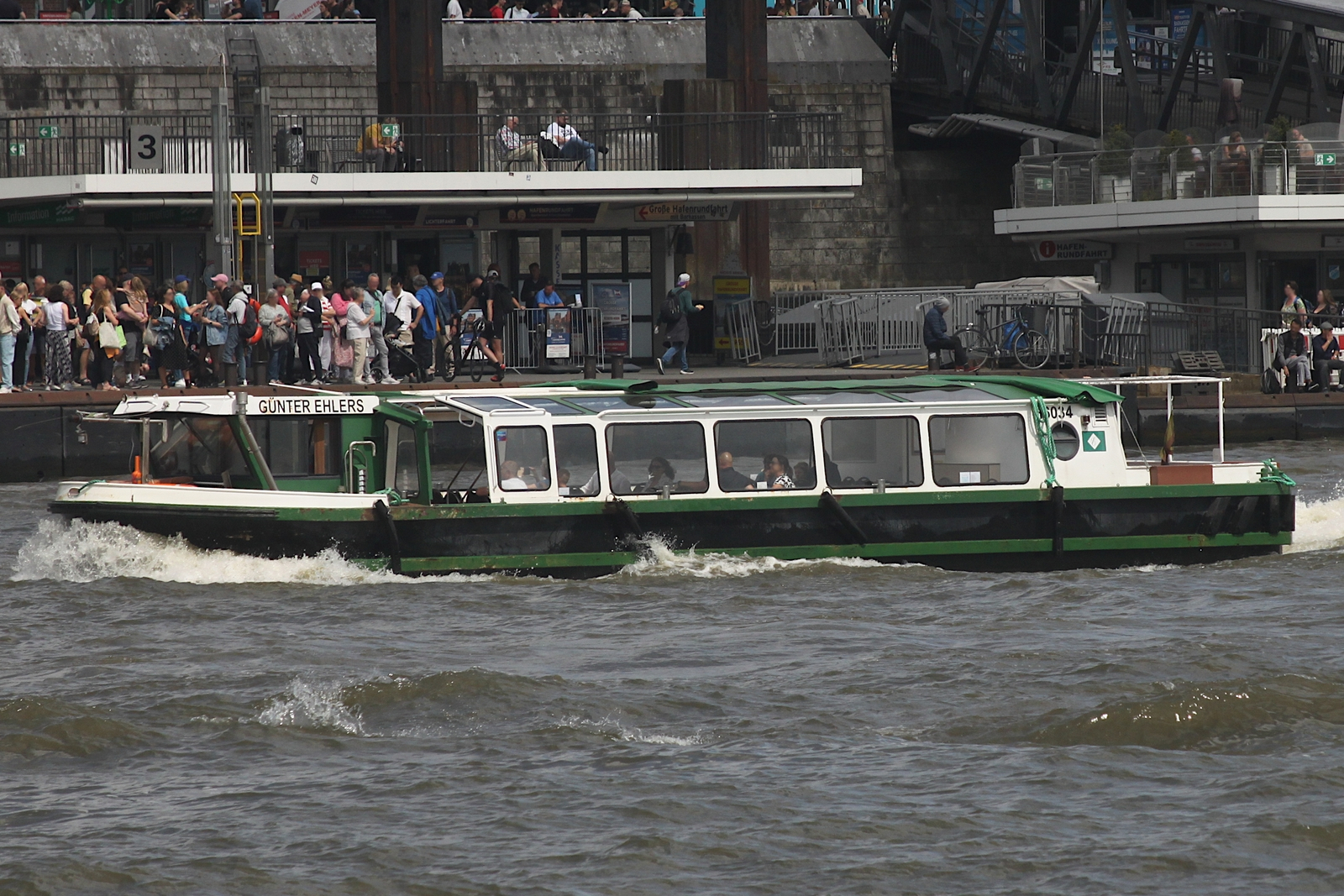 Hafenbarkasse GÜNTER EHLERS (H 6034); Eigner/Betreiber: Reederei Ehlers; Datum: 11.07.2025; Aufnahmeort: Elbe/Hafen Hamburg, Deutschland.