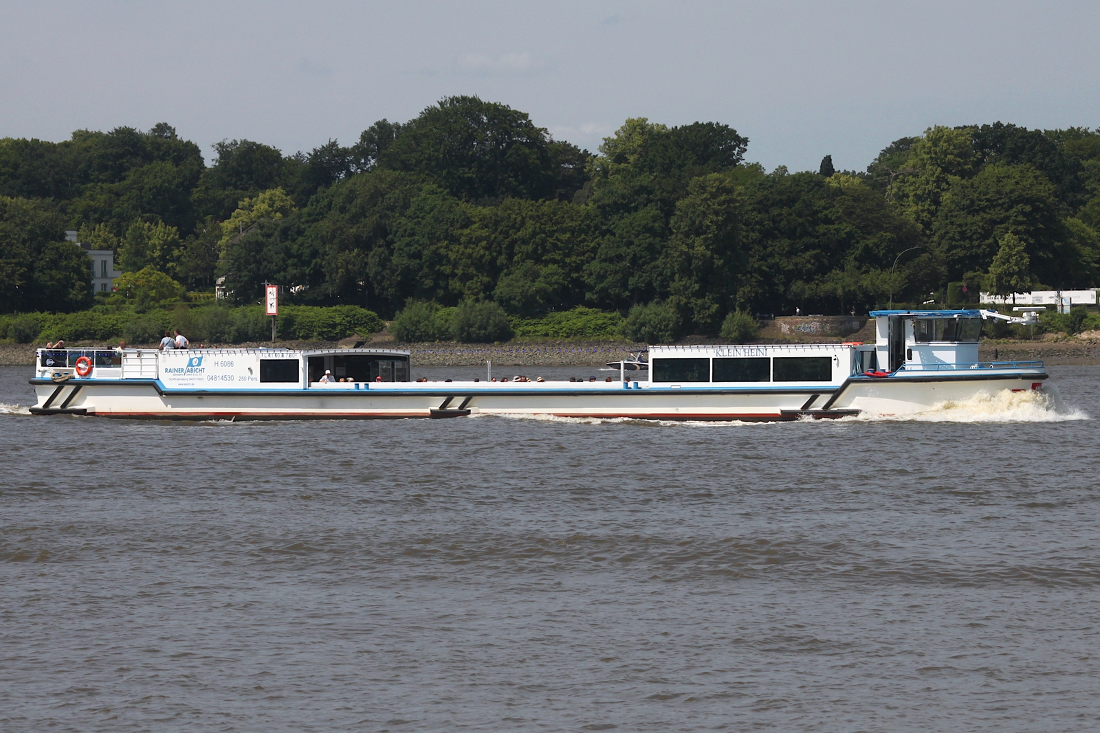 Hafenbarkasse  KLEIN HEINI (ENI 04814530); Eigner/Betreiber: ReedereiAbicht; Datum: 17.06.2025; Aufnahmeort: Elbe/Hafen Hamburg, Deutschland.