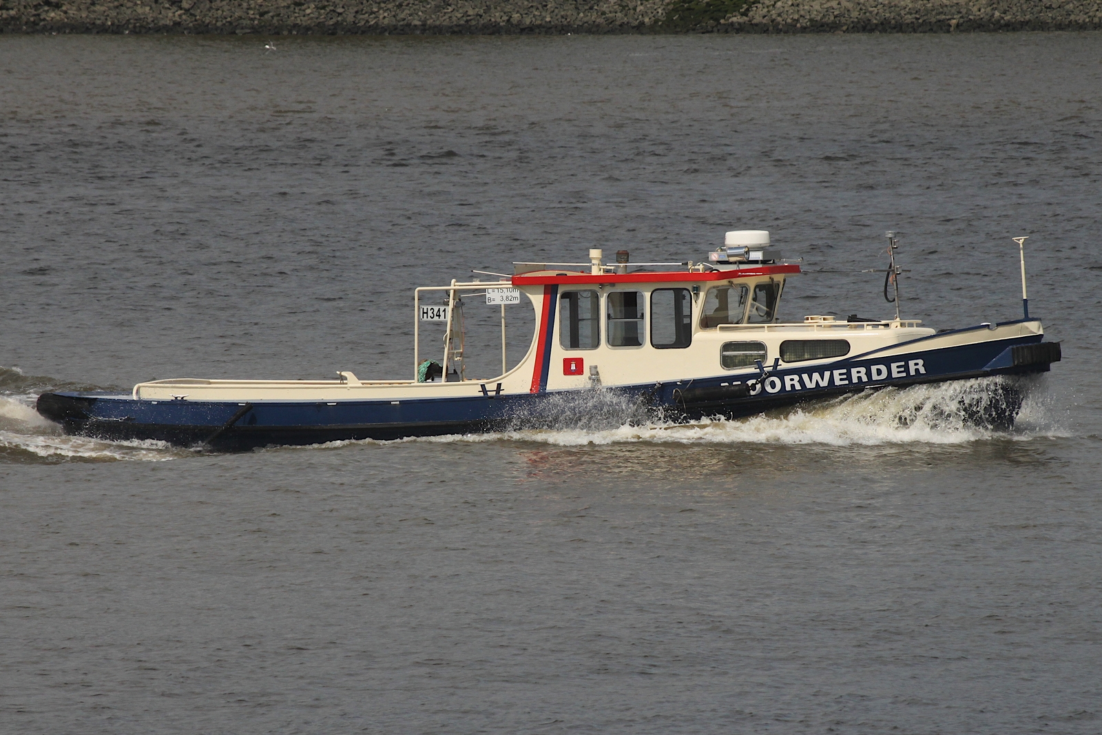 Hafenbarkasse MOORWERDER; Eigner/Betreiber: HPA; Aufnahmeort: Elbe/Hafen Hamburg, Deutschland; Datum: 03.06.2025; Info: (IMO 05106140) Das Bild zeigt die Arbeitsbarkasse vor Finkenwerder.