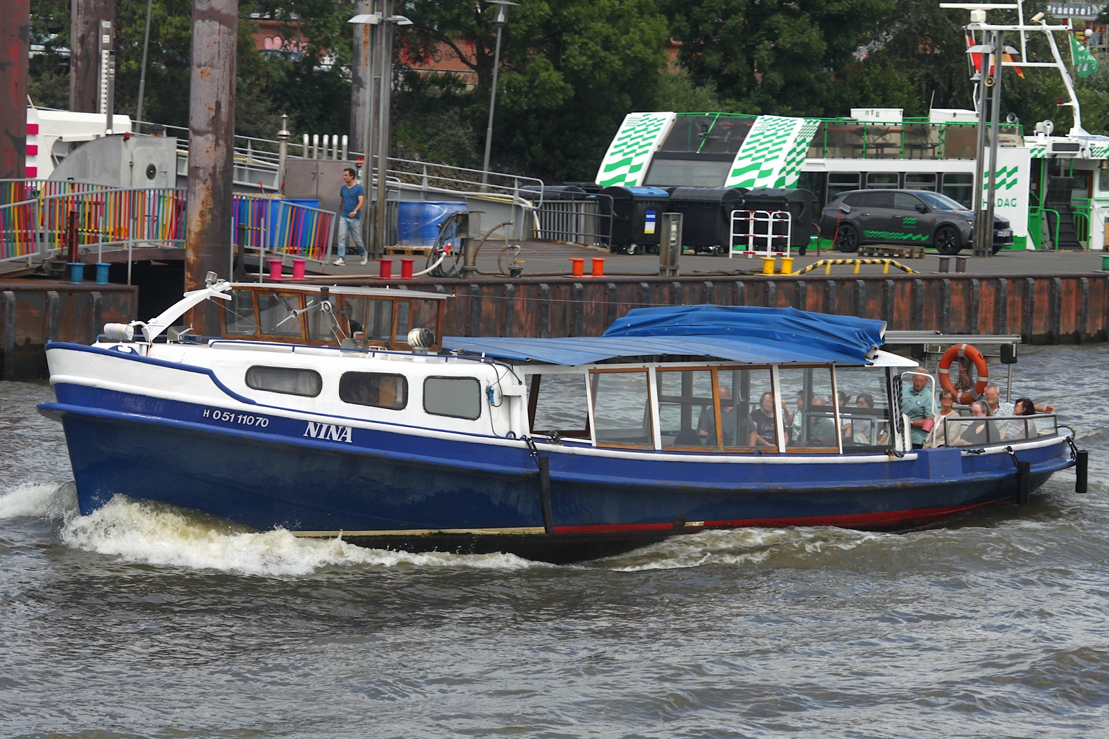 Hafenbarkasse  NINA (ENI 05111070); EignerDatum: 11.07.2025; Aufnahmeort: Elbe/Hafen Hamburg, Deutschland.