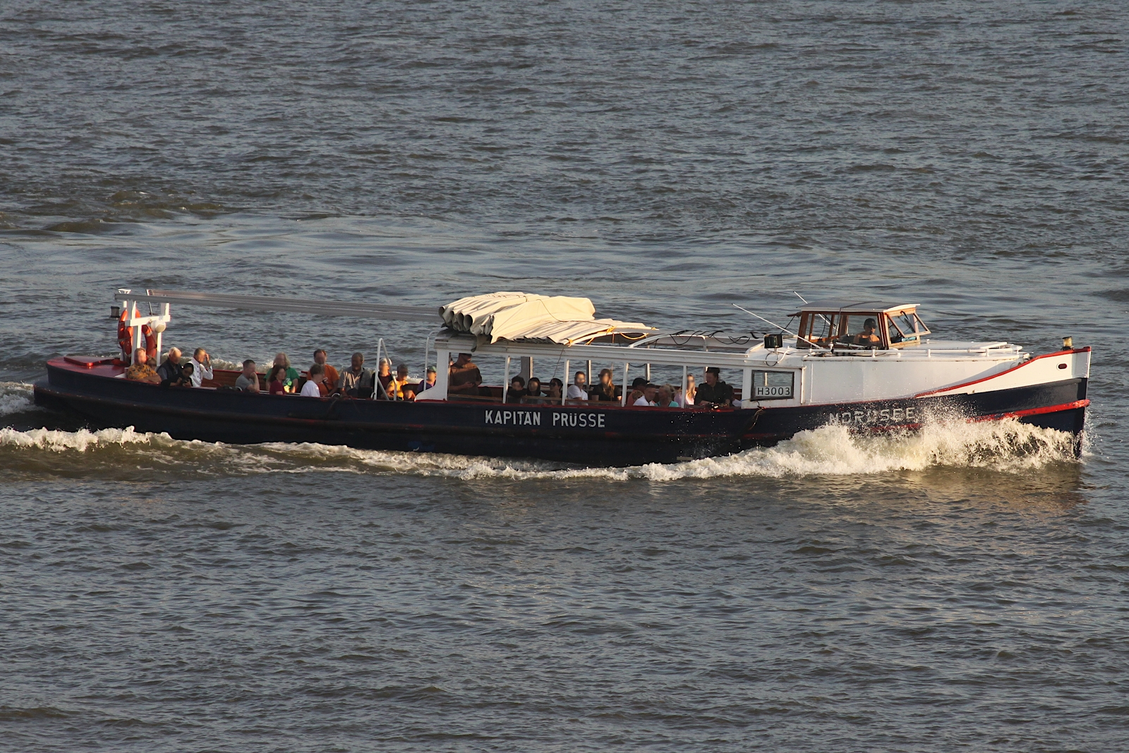 Hafenbarkasse  NORDSEE (ENI 05105160); Eigner/Betreiber: Kapitän Prüsse; Datum: 14.07.2025; Aufnahmeort: Elbe/Hafen Hamburg, Deutschland.