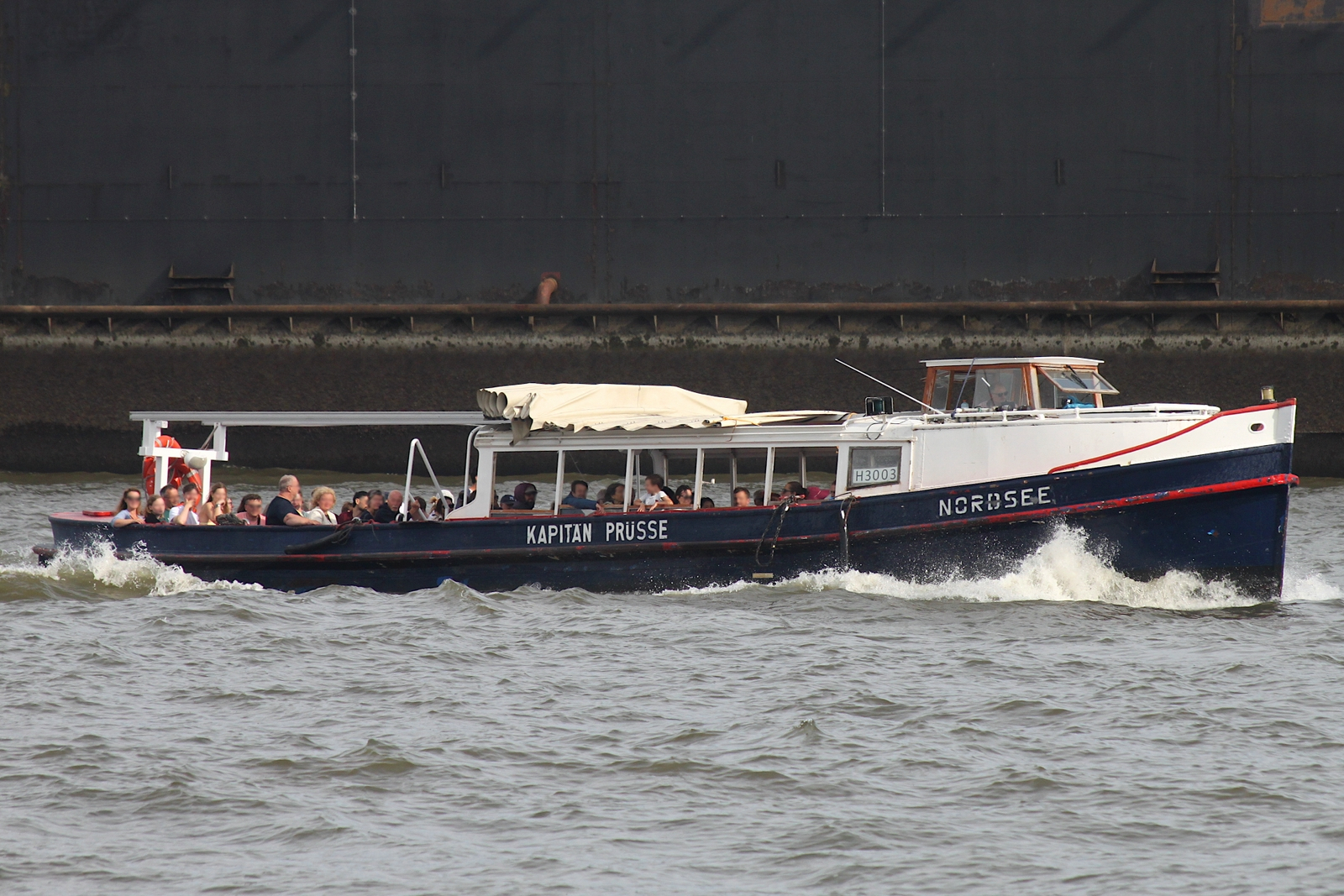 Hafenbarkasse NORDSEE (ENI 05105160); Eigner/Betreiber: Kapitän Prüsse; Datum: 11.07.2025; Aufnahmeort: Elbe/Hafen Hamburg, Deutschland.