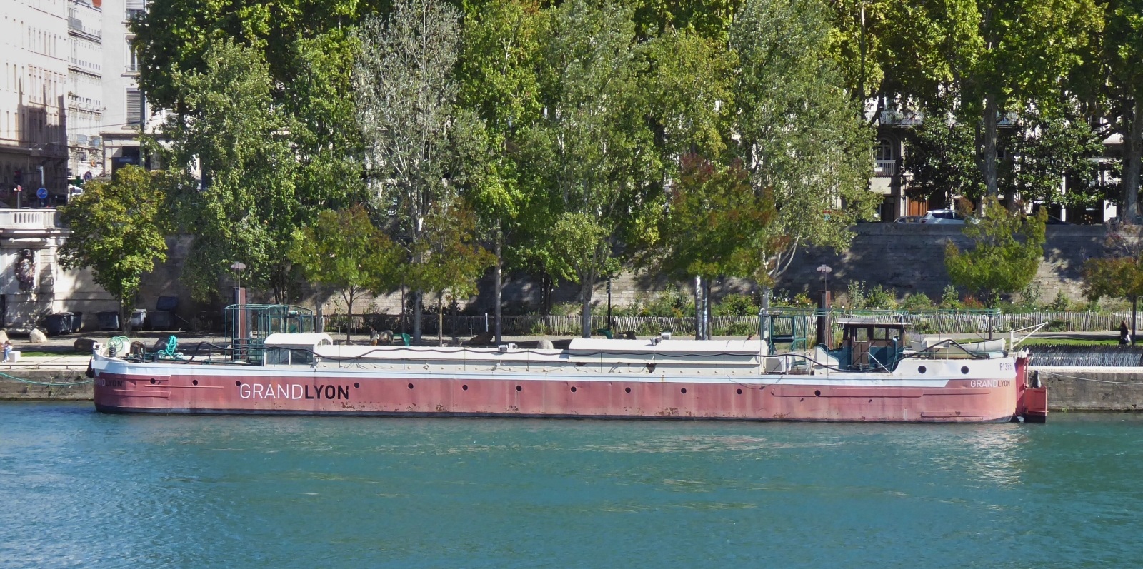 Hausboot „Grand Lyan liegt am Ufer der Rhone in Lyon vor Anker. 09.2022