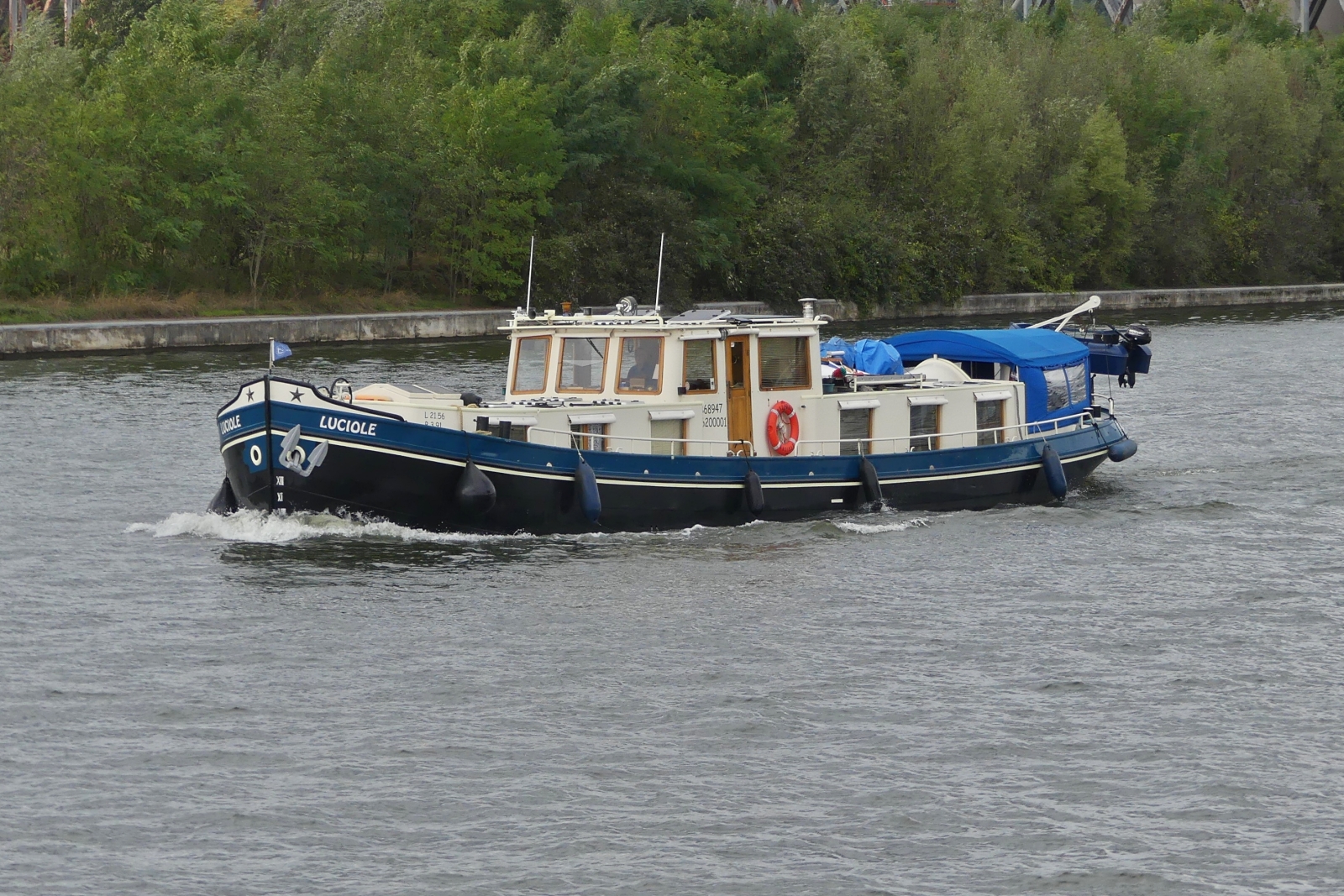 Hausboot LUCIOLE, ENI 06200001, (B68947), L 21,56 m, B 3,91 m, ist auf dem Albertkanal zu Berg in Richtung L�ttich unterwegs. 09.2026