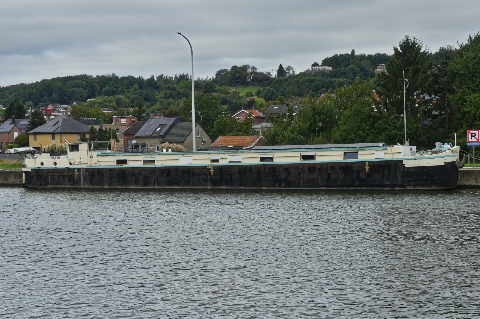 Hausboot PADOVA, hat auf dem Albertkanal an der Ufermauer festgemacht. 18.09.2025