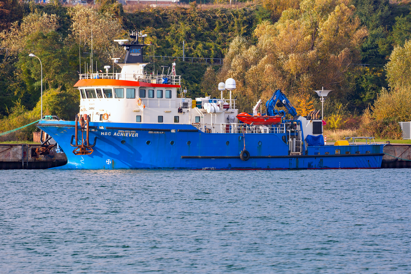 HBC ACHIEVER (IMO 9647978) mit herbstlichen Hintergrund im Sassnitzer Hafen. - 19.10.2024
